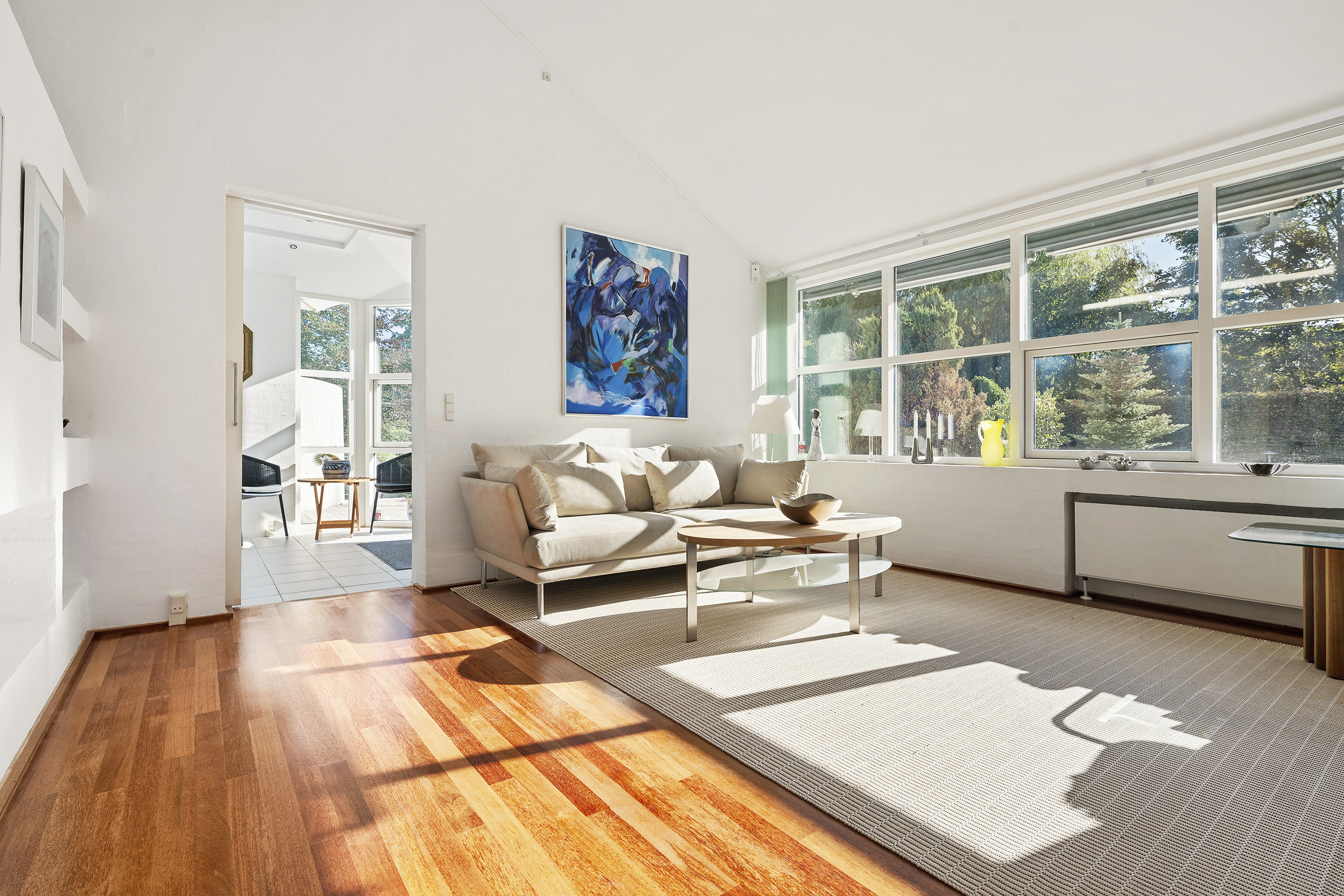 Fremhævet stue billede i fuldskærmstilstand. Billede af Rosenvej 18, Trørød, 2950 Vedbæk