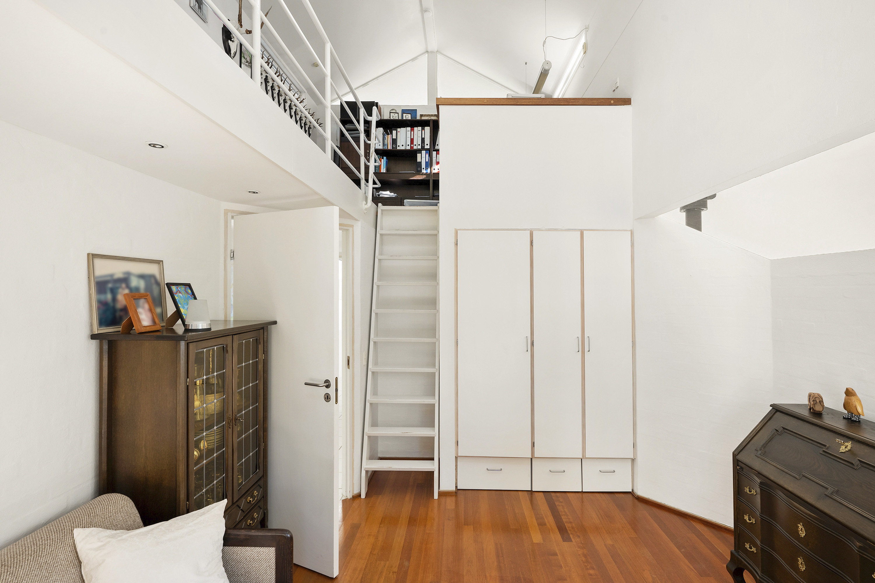 Fremhævet stue billede i fuldskærmstilstand. Billede af Rosenvej 18, Trørød, 2950 Vedbæk