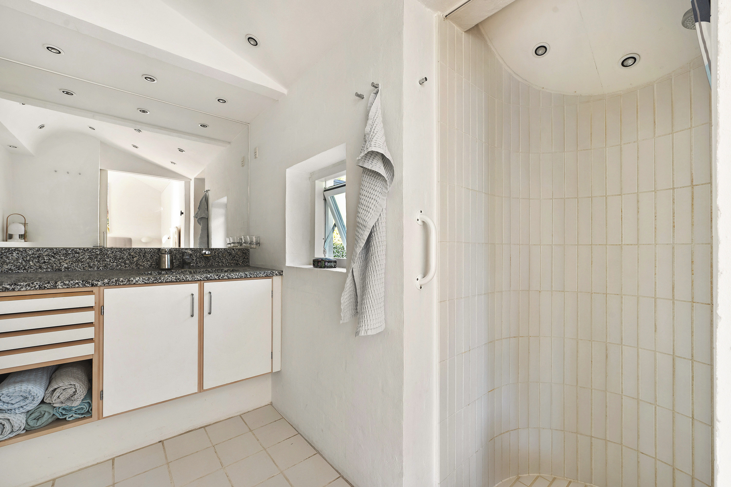 Fremhævet badeværelse billede i fuldskærmstilstand. Billede af Rosenvej 18, Trørød, 2950 Vedbæk