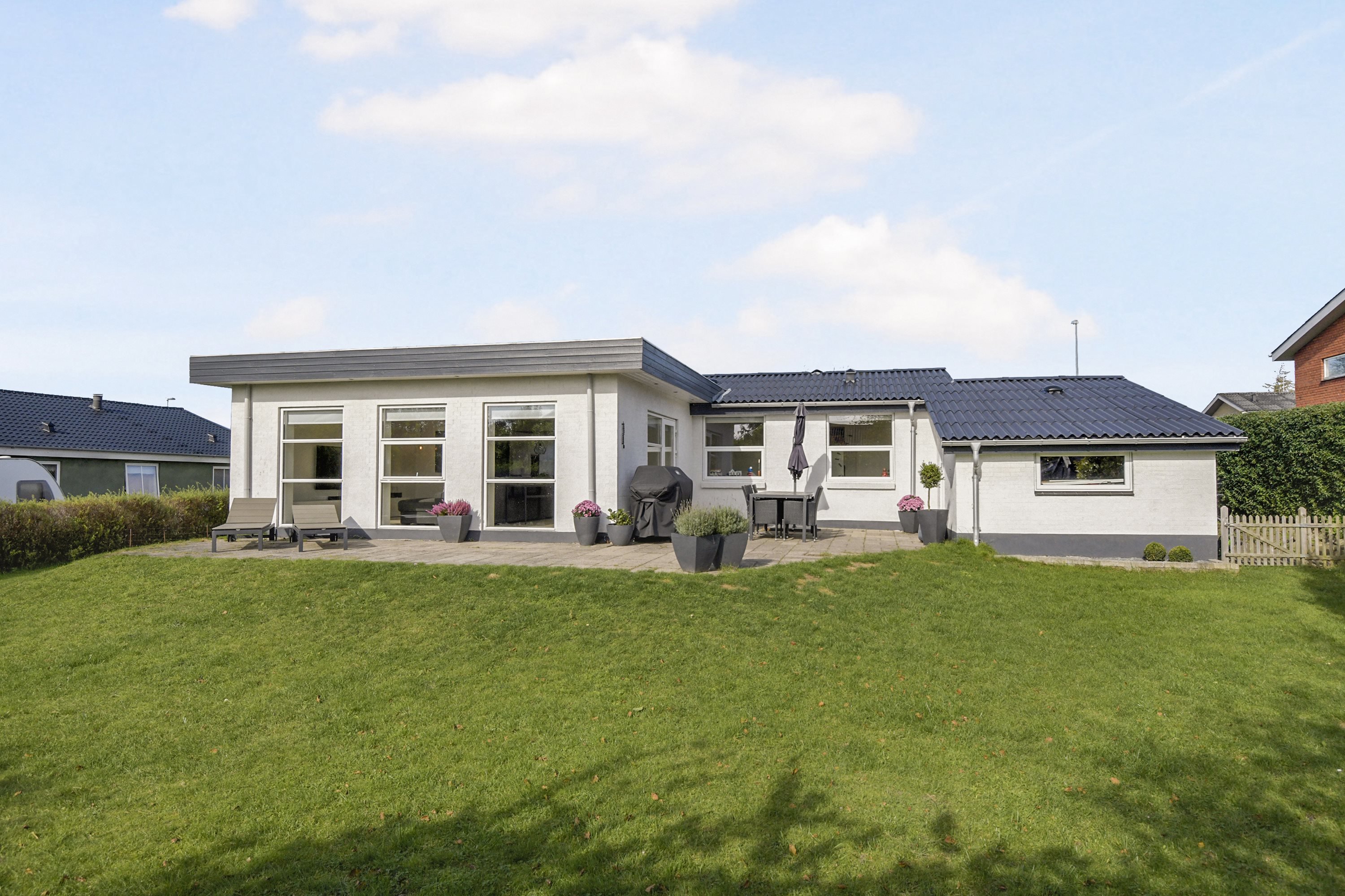 Fremhævet facade billede i fuldskærmstilstand. Billede af Rugvangen 12, 9240 Nibe