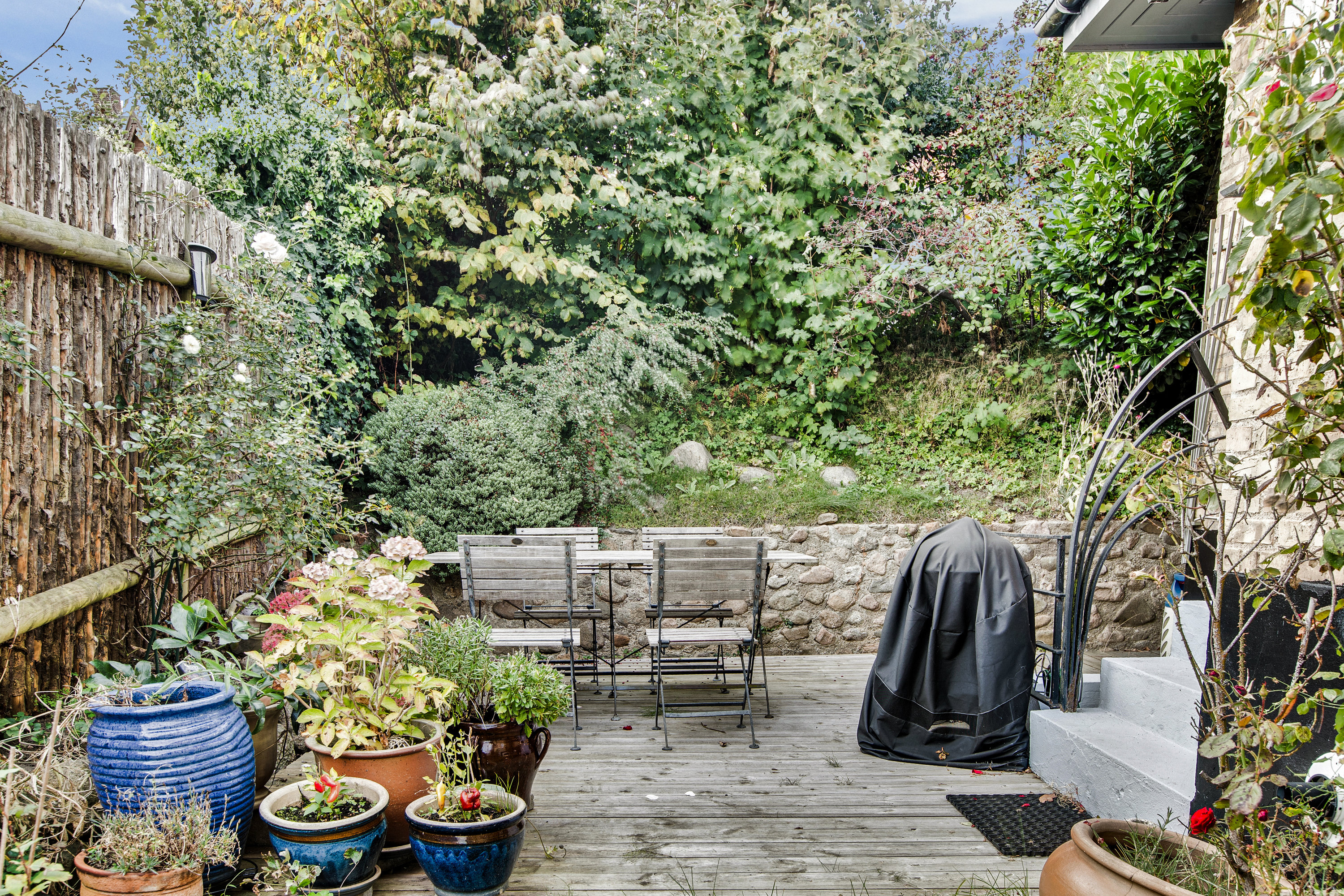 Fremhævet terrasse med udgang fra køkken billede i fuldskærmstilstand. Billede af Højvænget 1, 3000 Helsingør