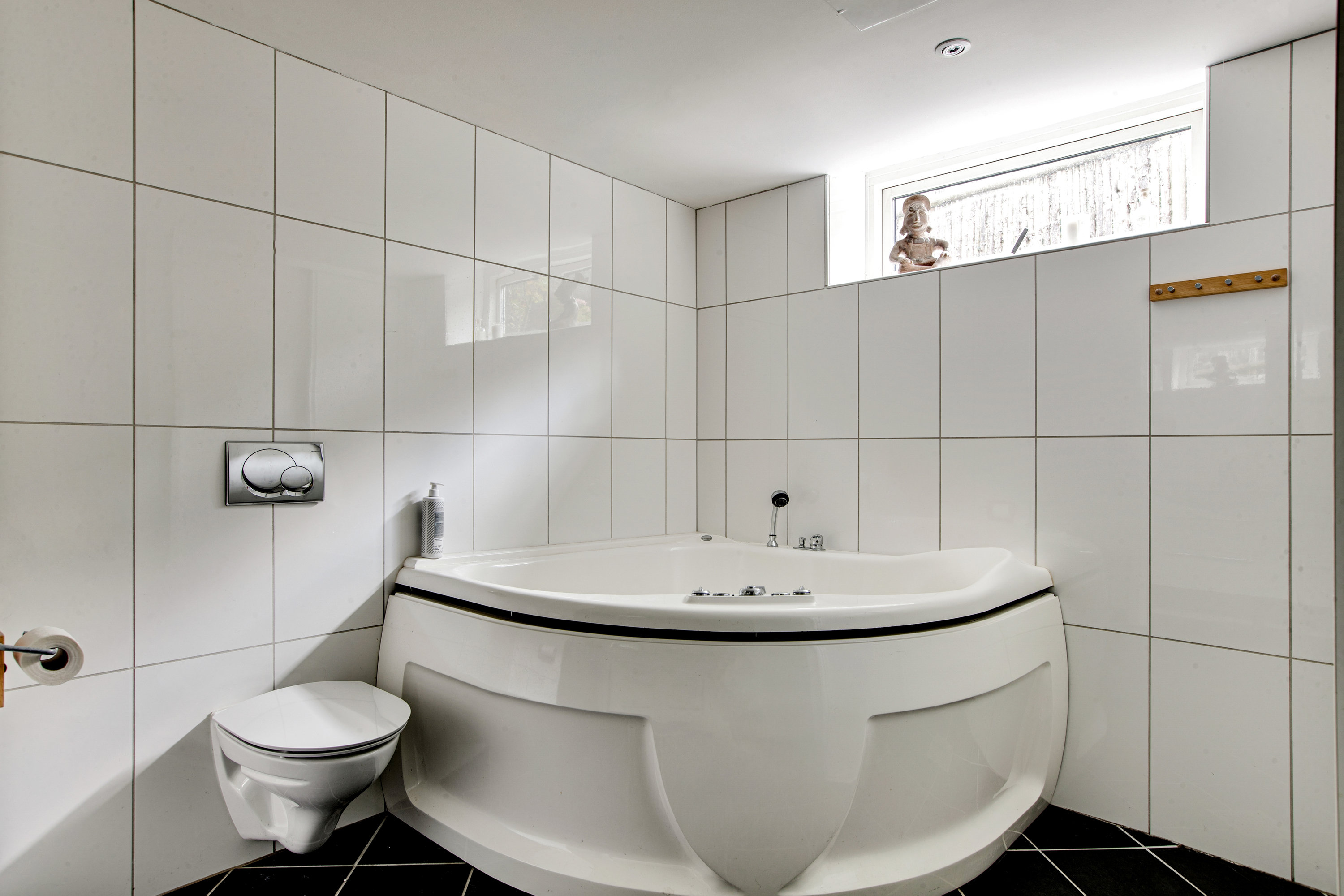 Fremhævet badeværelse billede i fuldskærmstilstand. Billede af Højvænget 1, 3000 Helsingør