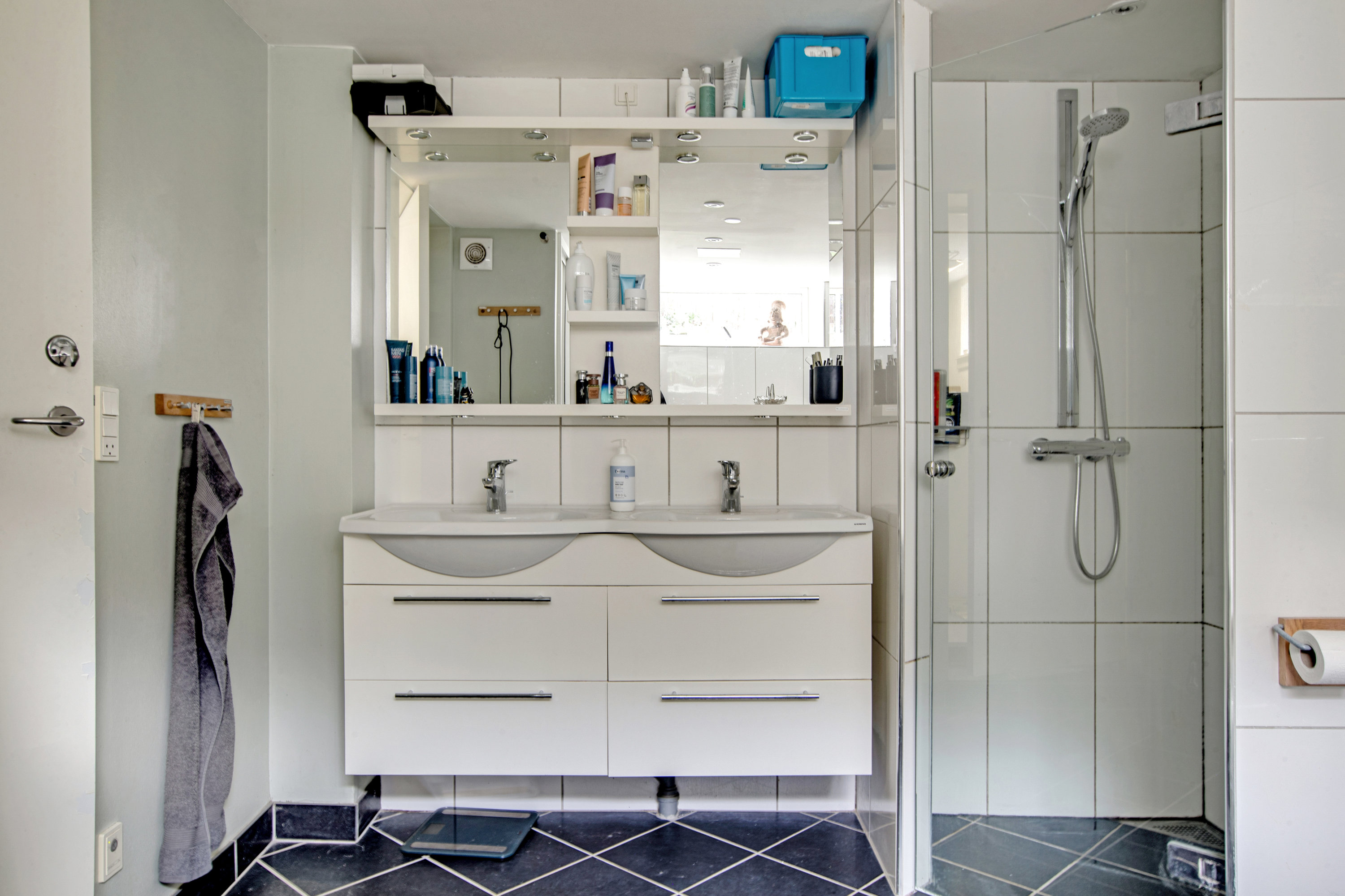 Fremhævet badeværelse billede i fuldskærmstilstand. Billede af Højvænget 1, 3000 Helsingør