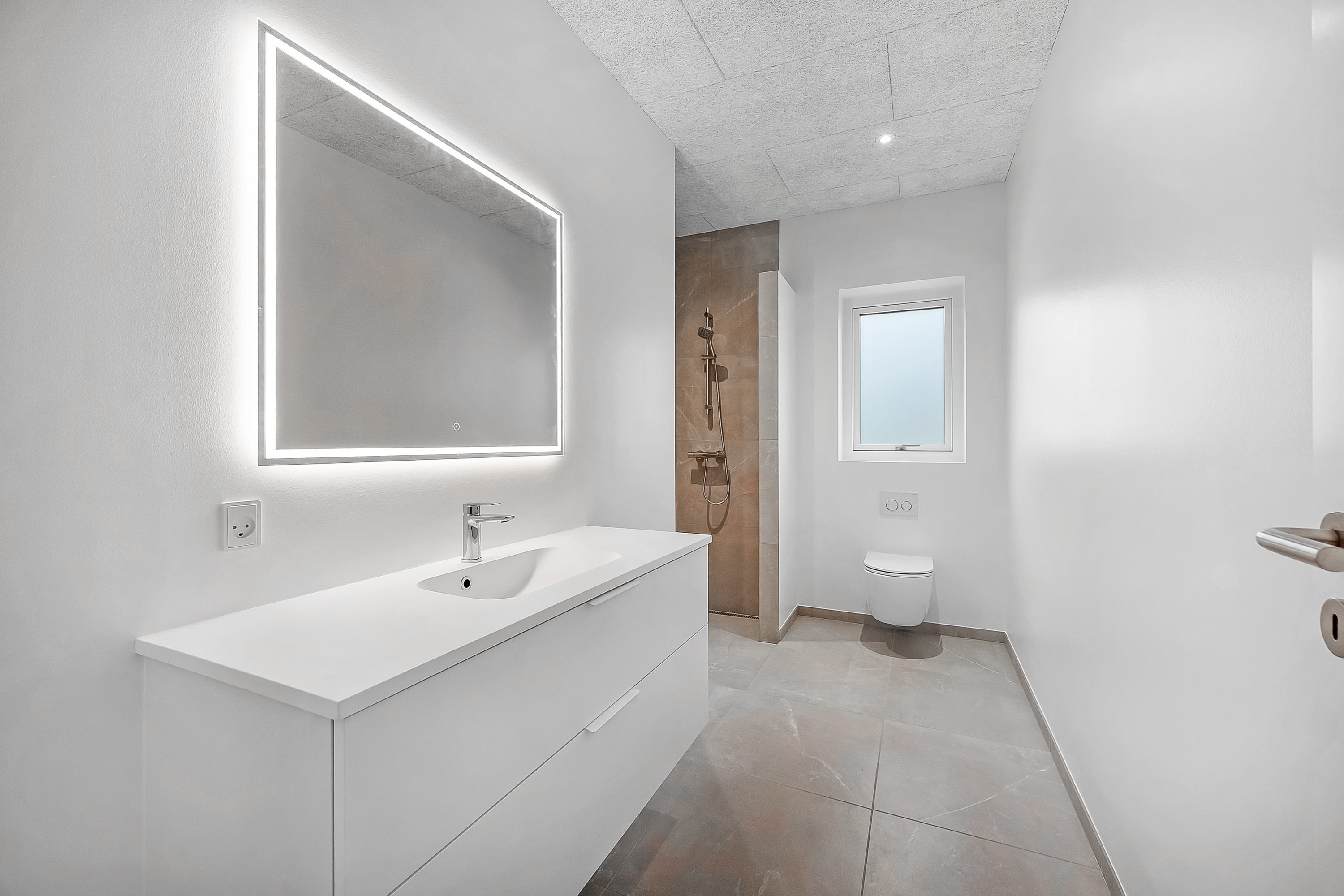 Fremhævet badeværelse  billede i fuldskærmstilstand. Billede af Tarmvej 94, Lønborg, 6880 Tarm