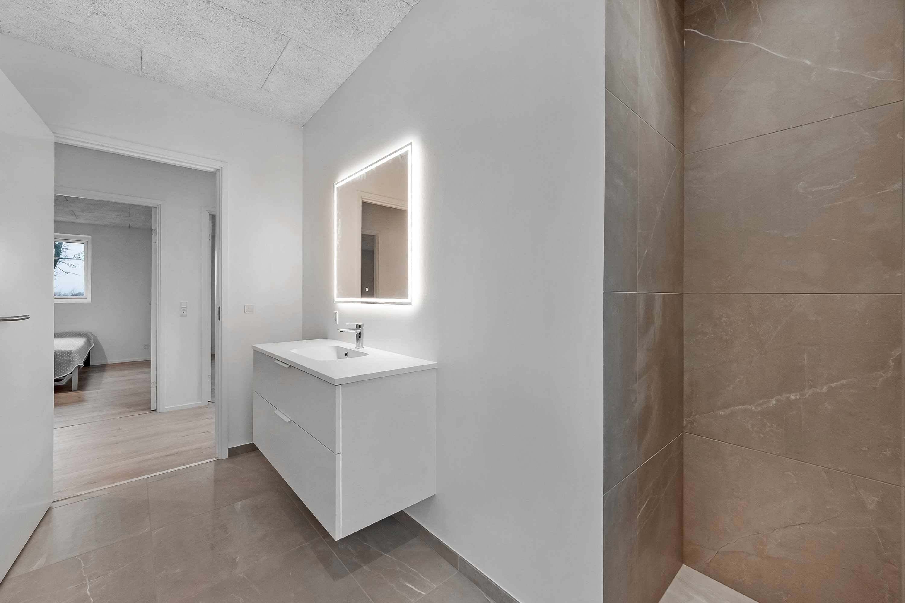 Fremhævet badeværelse  billede i fuldskærmstilstand. Billede af Tarmvej 94, Lønborg, 6880 Tarm