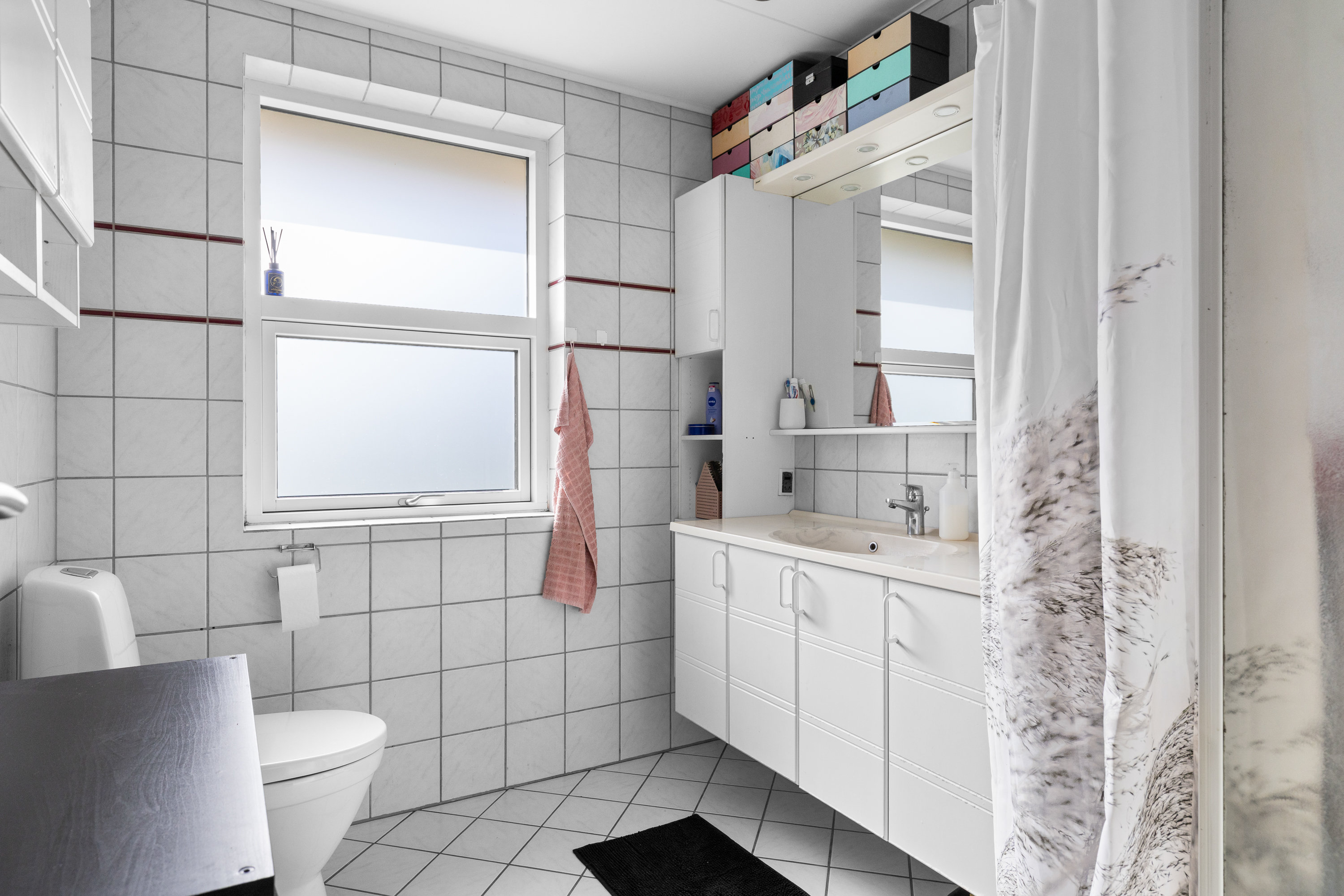 Fremhævet badeværelse billede i fuldskærmstilstand. Billede af Lindegårdsvej 17, 5642 Millinge