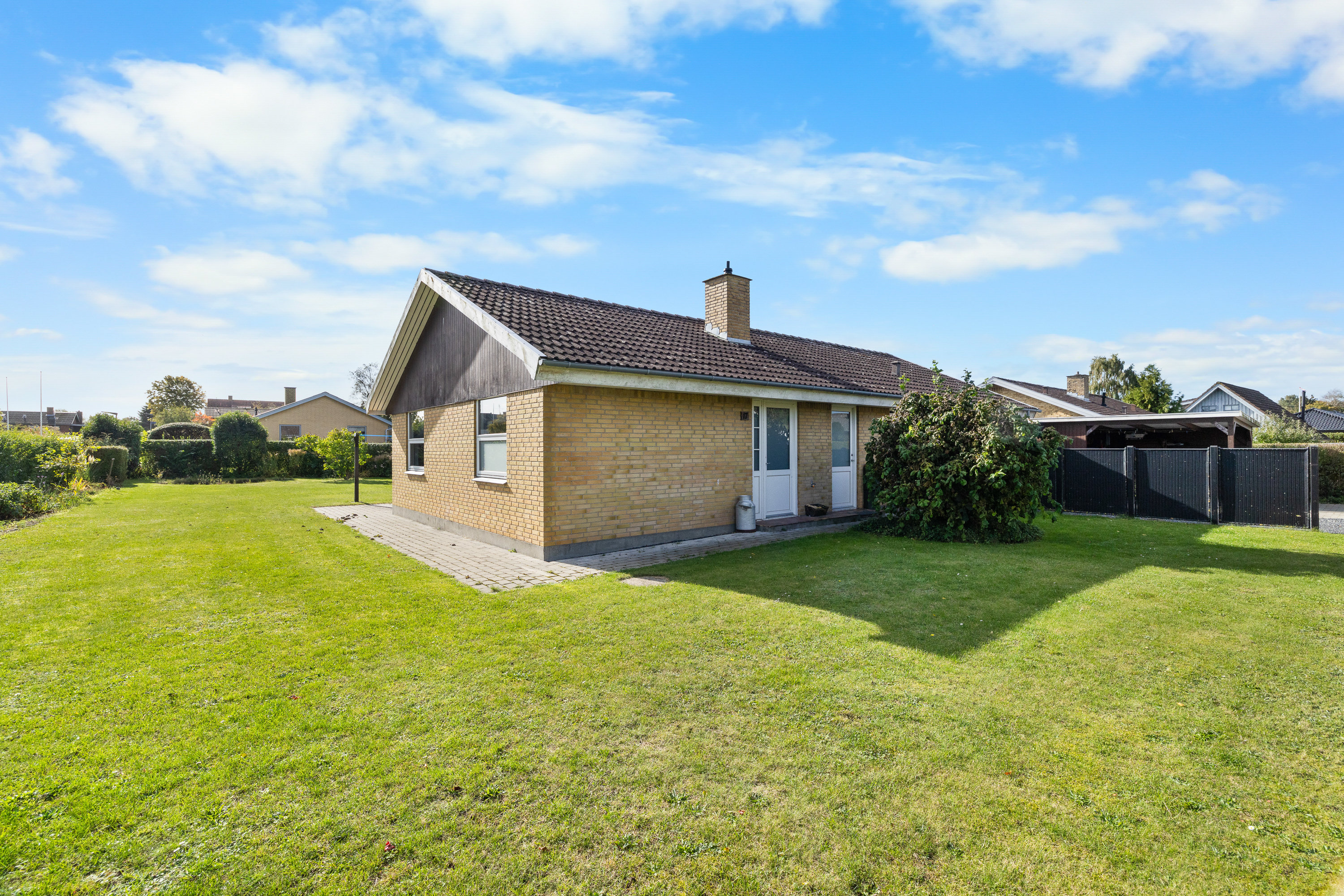 Fremhævet facade billede i fuldskærmstilstand. Billede af Lindegårdsvej 17, 5642 Millinge