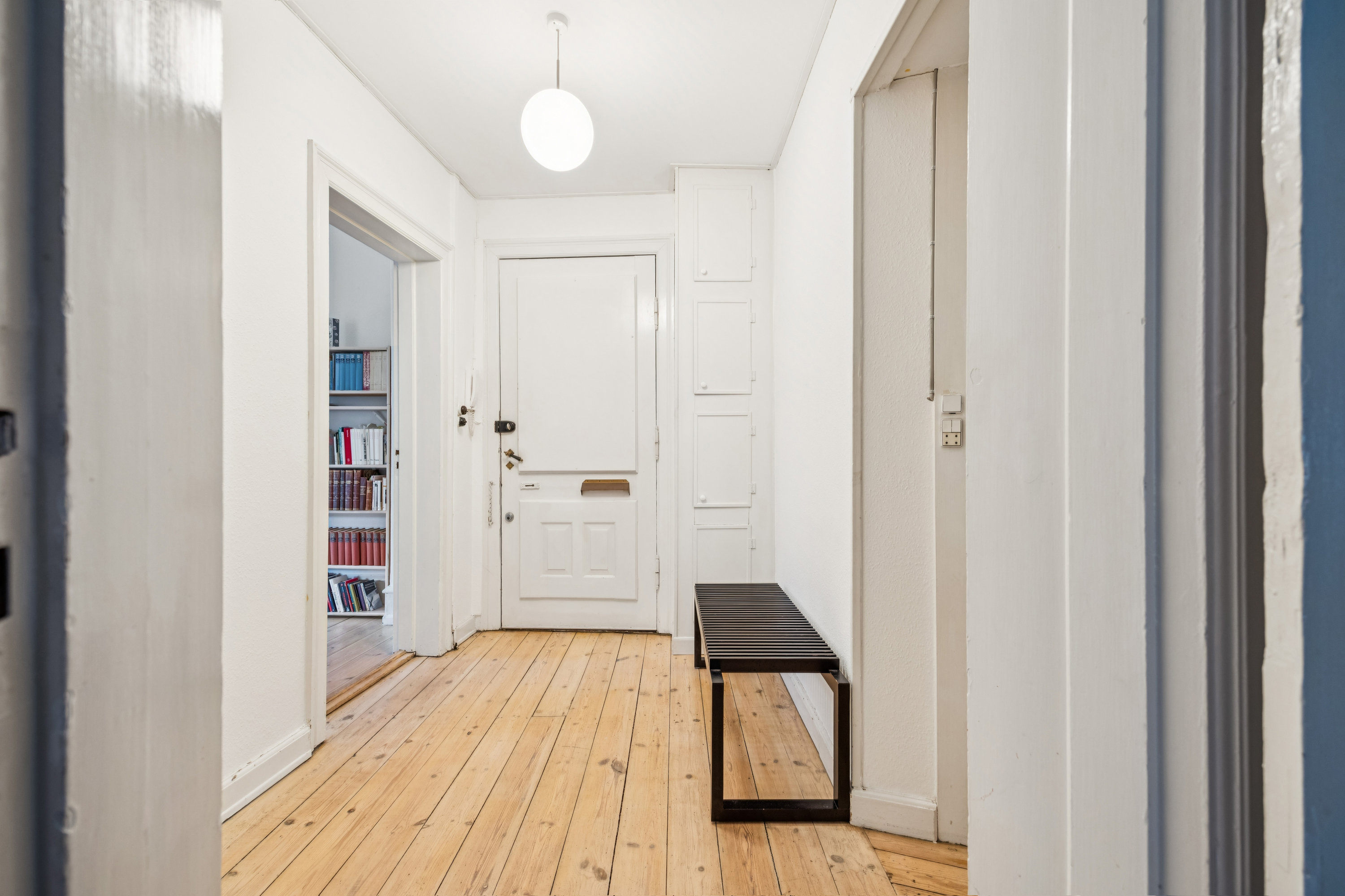 Miniaturebillede 1: gang. Billede af Carl Bernhards Vej 13, st.. th., 1817 Frederiksberg C