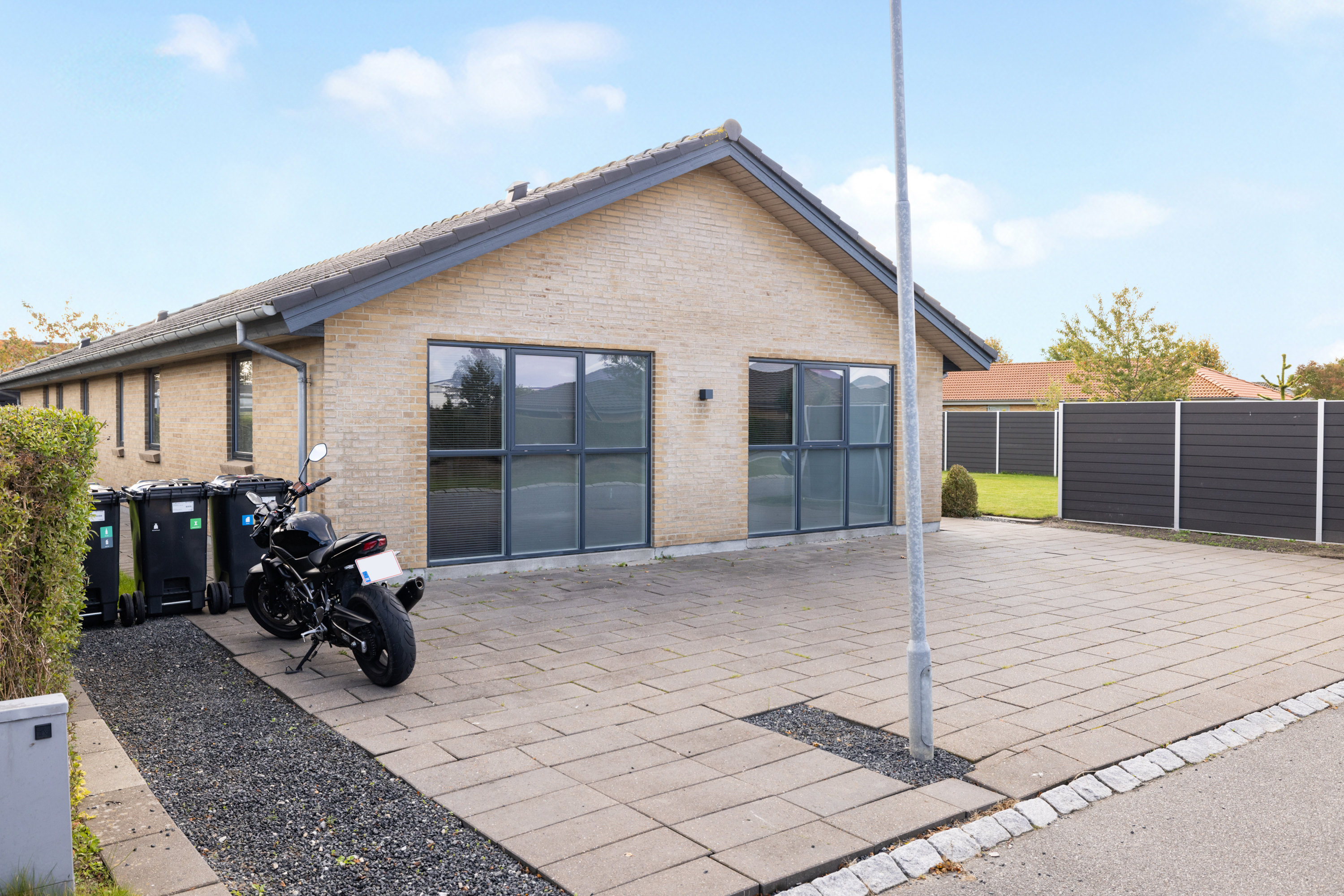 Fremhævet  billede i fuldskærmstilstand. Billede af Blomstervænget 2, 8381 Tilst