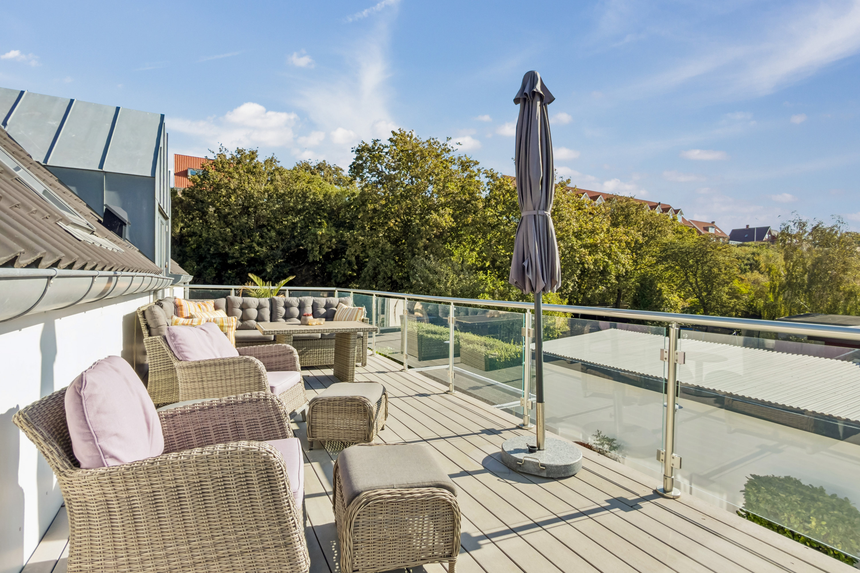 Fremhævet terrasse billede i fuldskærmstilstand. Billede af Ndr. Strandvej 70, 8400 Ebeltoft