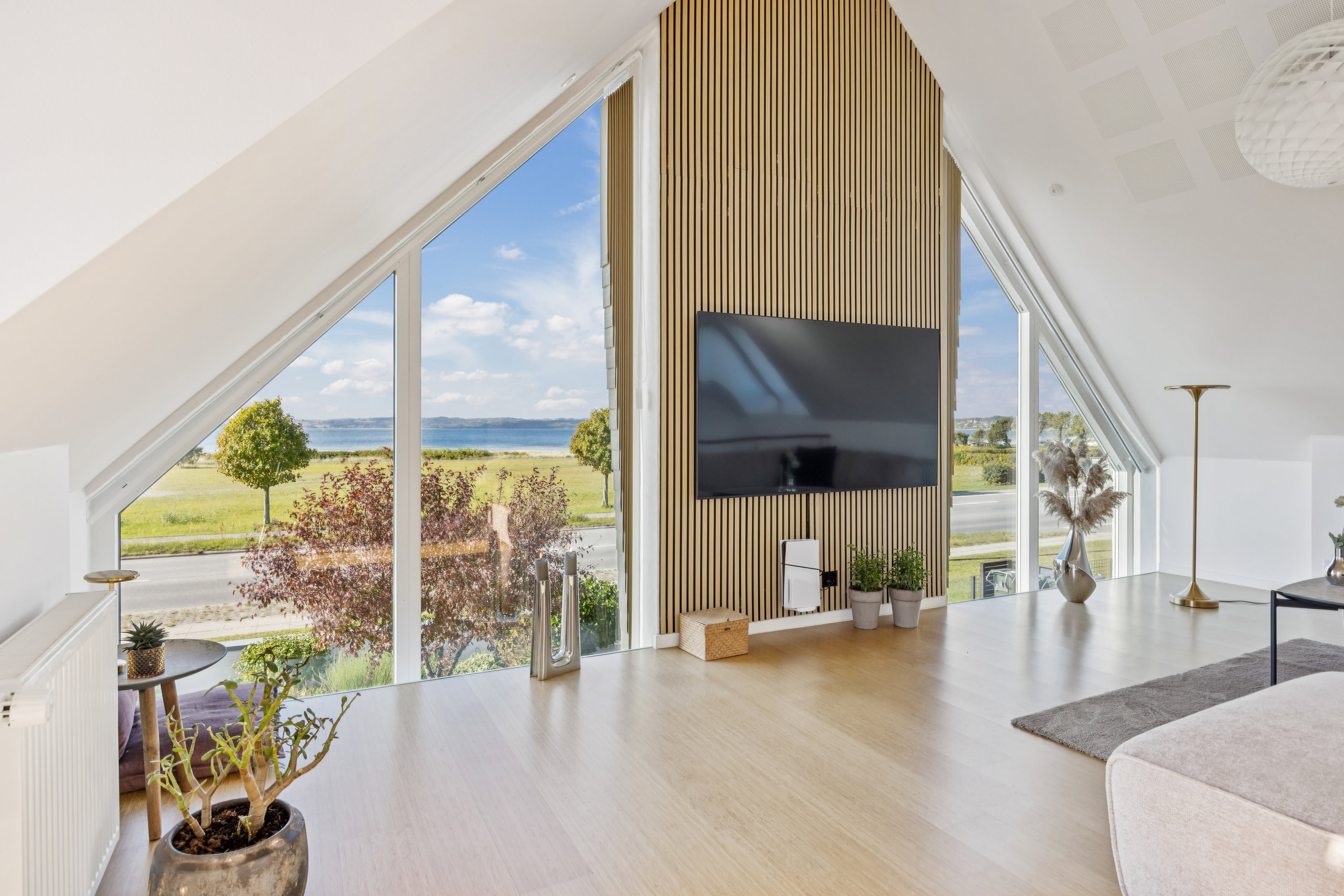 Fremhævet stue billede i fuldskærmstilstand. Billede af Ndr. Strandvej 70, 8400 Ebeltoft