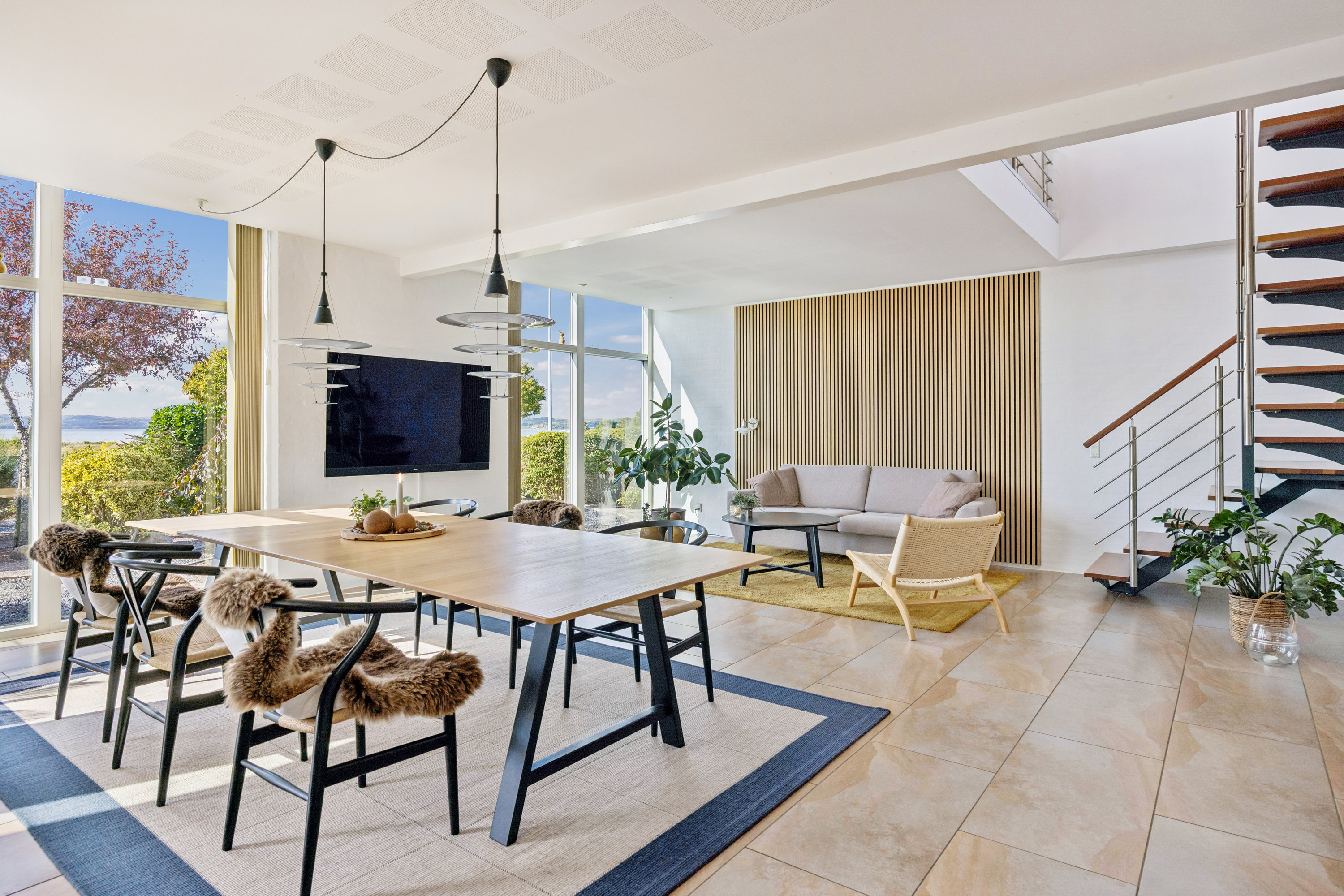 Fremhævet stue billede i fuldskærmstilstand. Billede af Ndr. Strandvej 70, 8400 Ebeltoft