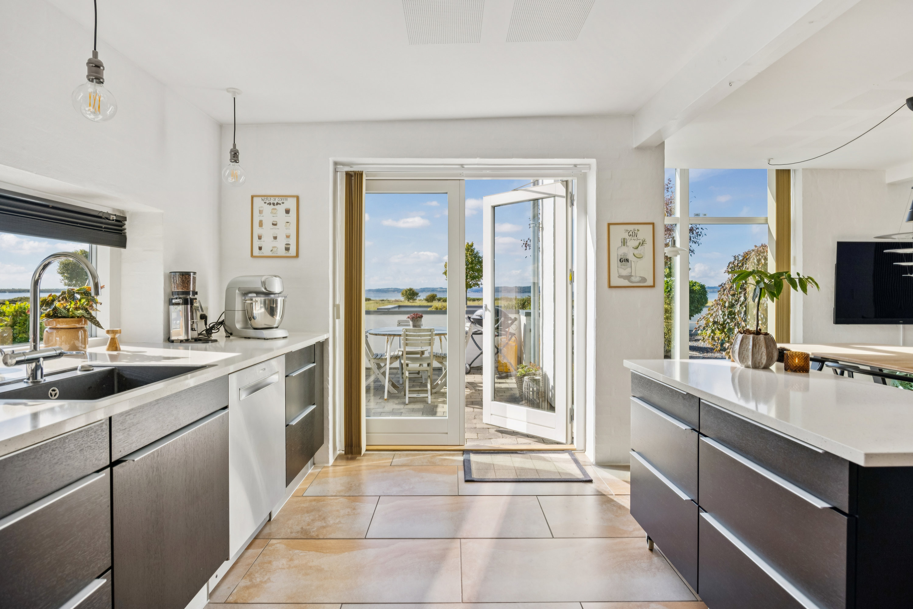 Fremhævet køkken billede i fuldskærmstilstand. Billede af Ndr. Strandvej 70, 8400 Ebeltoft