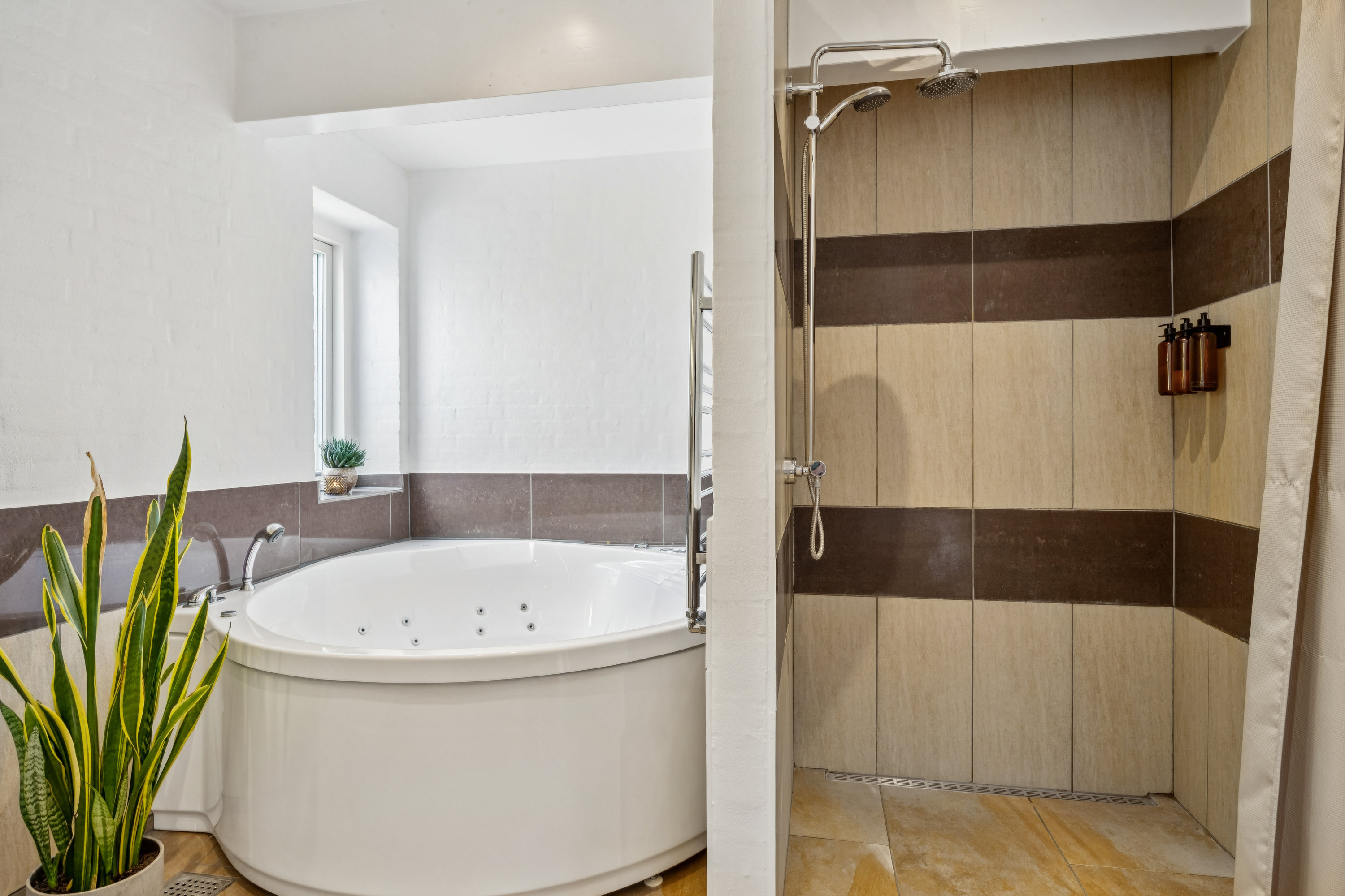 Fremhævet badeværelse billede i fuldskærmstilstand. Billede af Ndr. Strandvej 70, 8400 Ebeltoft