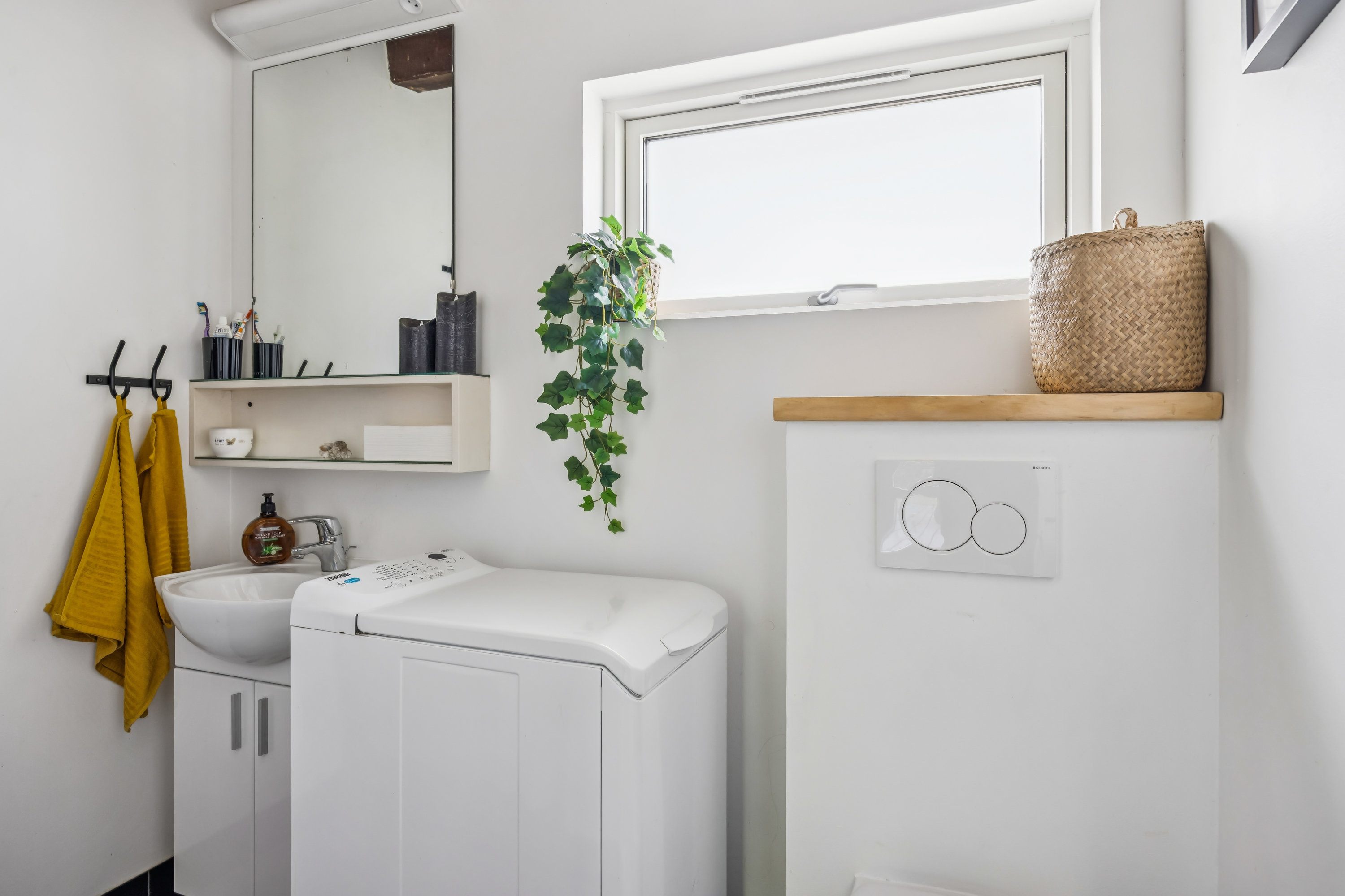 Fremhævet badeværelse billede i fuldskærmstilstand. Billede af Tværvangen 12, Boeslum, 8400 Ebeltoft