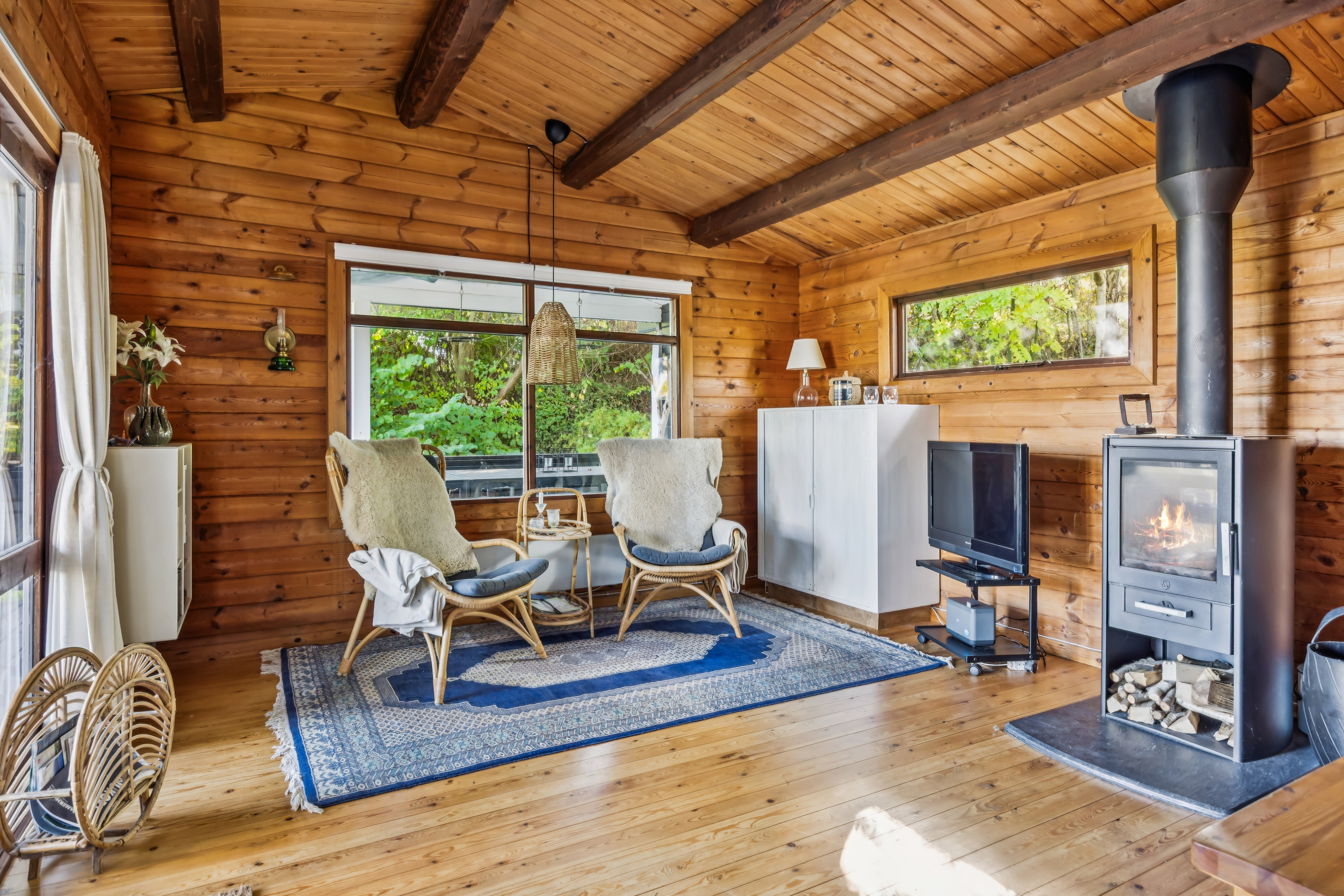 Fremhævet stue billede i fuldskærmstilstand. Billede af Tværvangen 12, Boeslum, 8400 Ebeltoft