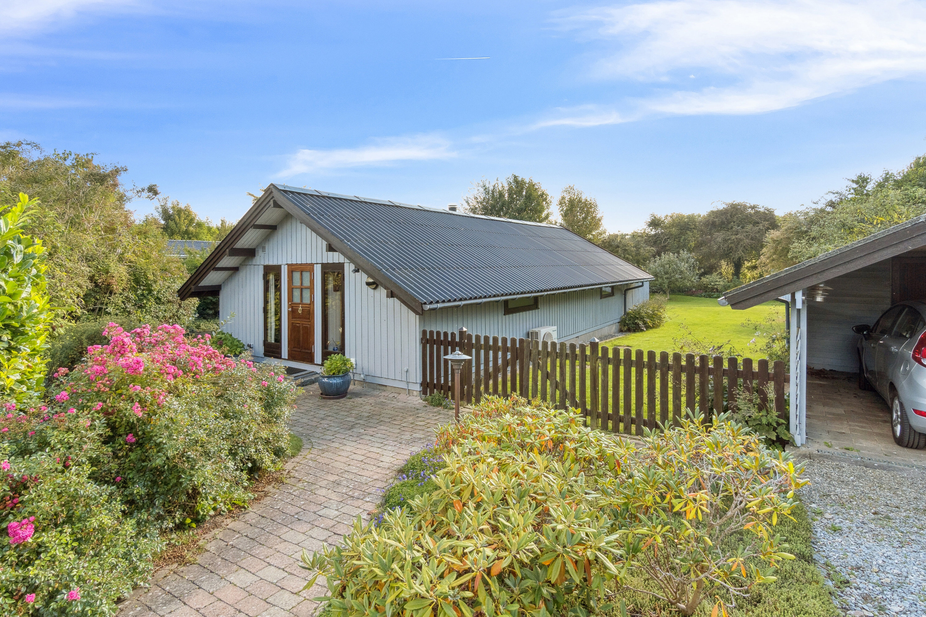 Miniaturebillede 1: set fra vejen. Billede af Strandlystvej 32, Store Havelse Strand, 3310 Ølsted