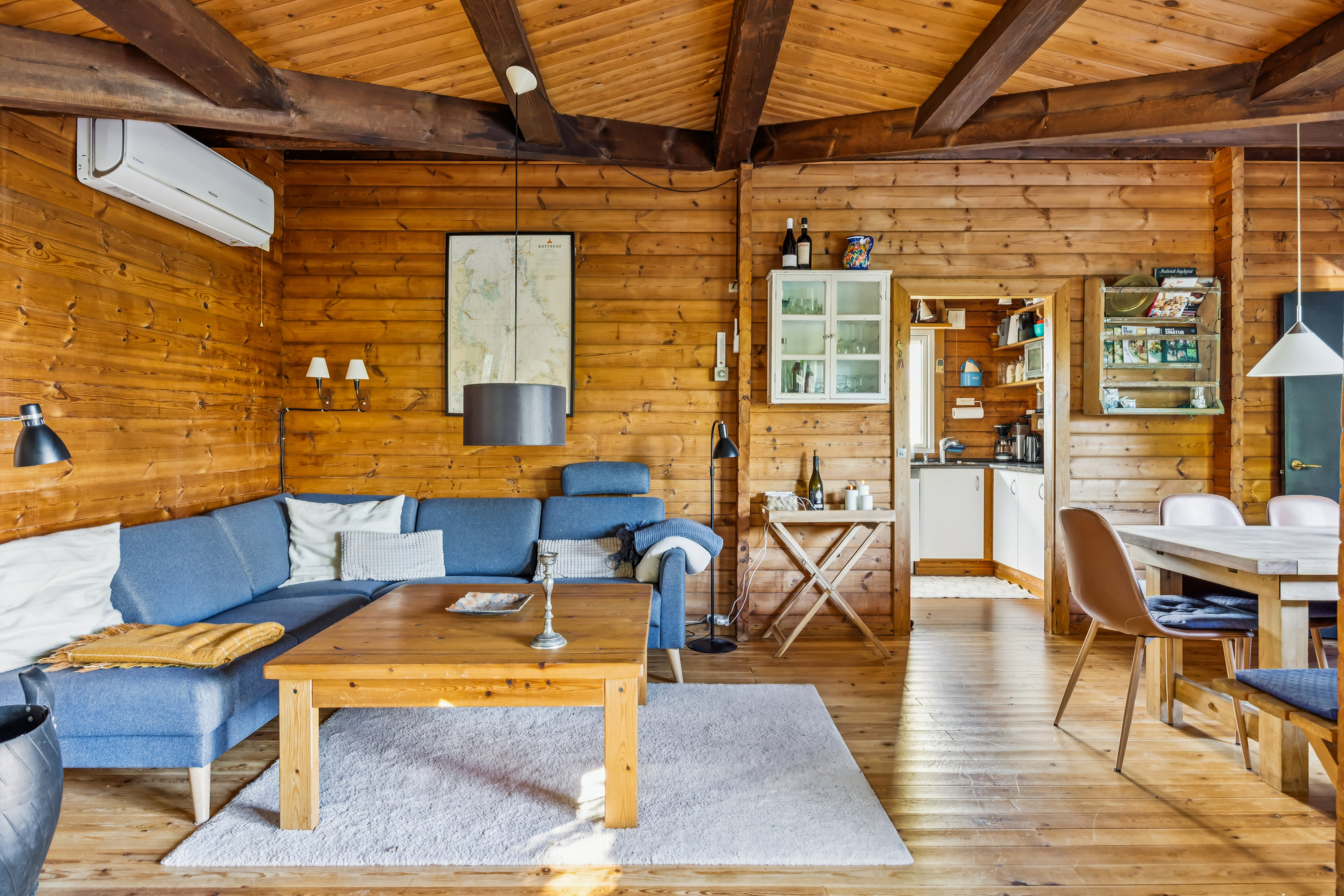 Fremhævet stue billede i fuldskærmstilstand. Billede af Tværvangen 12, Boeslum, 8400 Ebeltoft