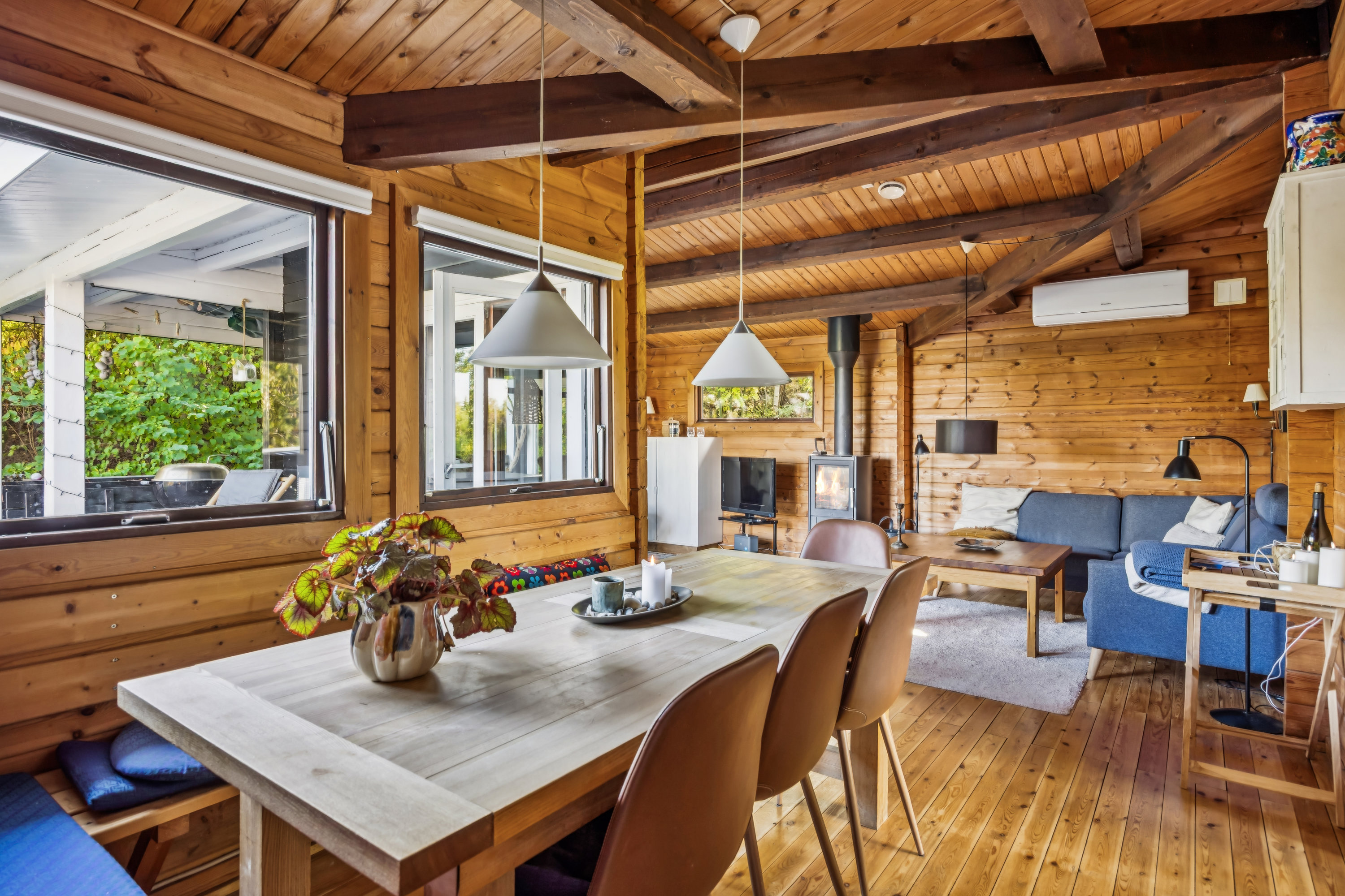 Fremhævet stue billede i fuldskærmstilstand. Billede af Tværvangen 12, Boeslum, 8400 Ebeltoft