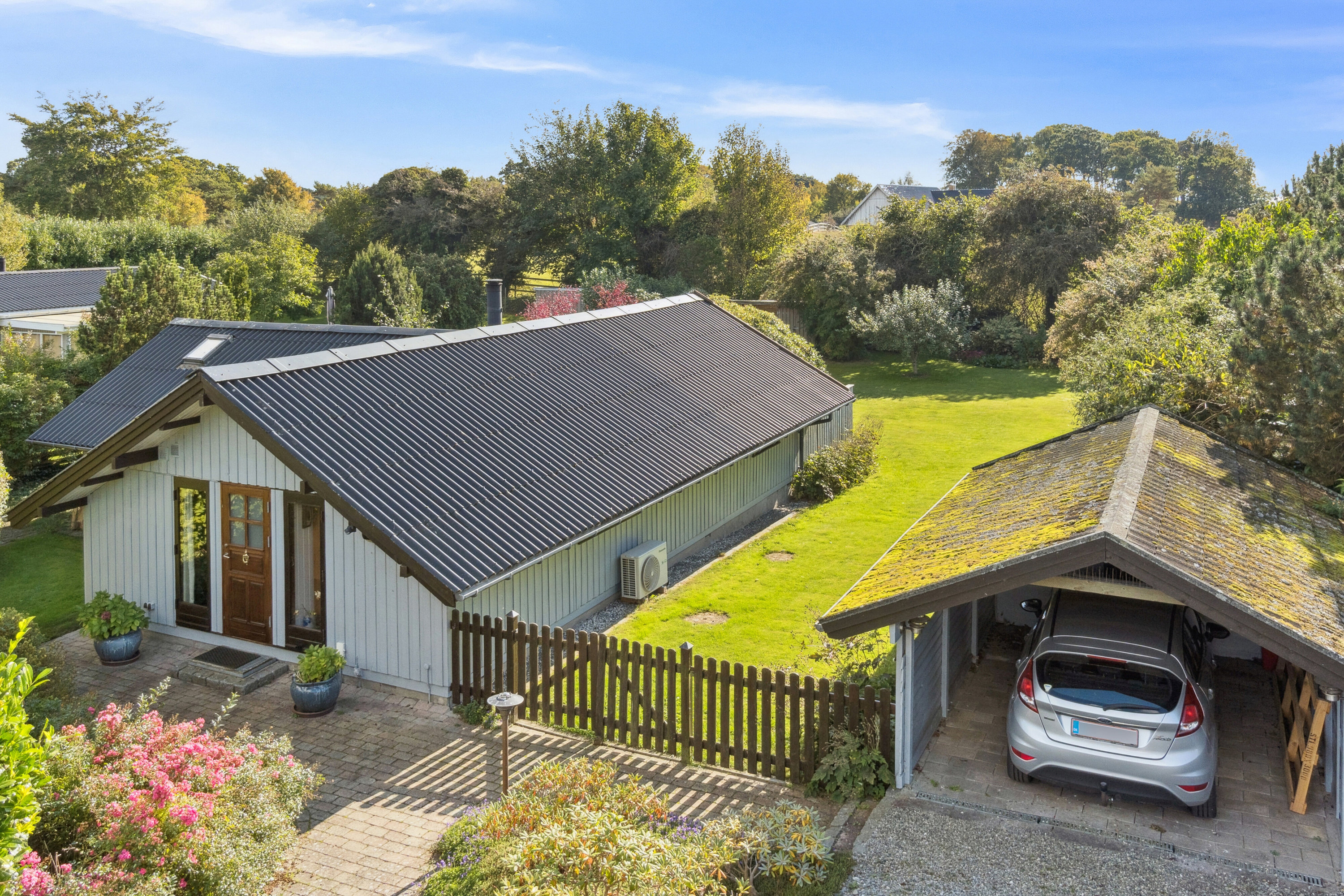Fremhævet set fra vejen billede i fuldskærmstilstand. Billede af Strandlystvej 32, Store Havelse Strand, 3310 Ølsted