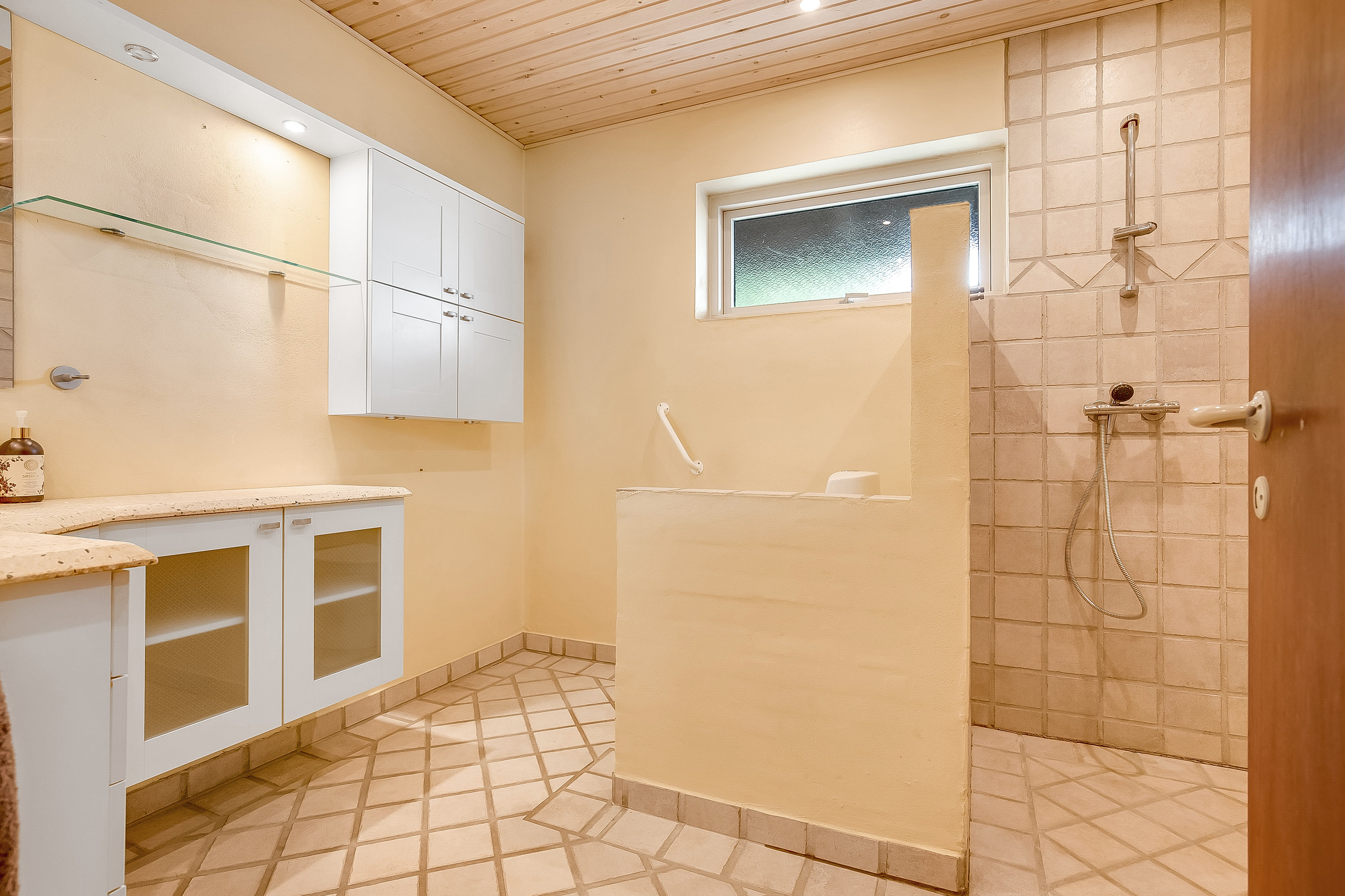 Fremhævet badeværelse billede i fuldskærmstilstand. Billede af Bjert Vestervang 7, 6091 Bjert