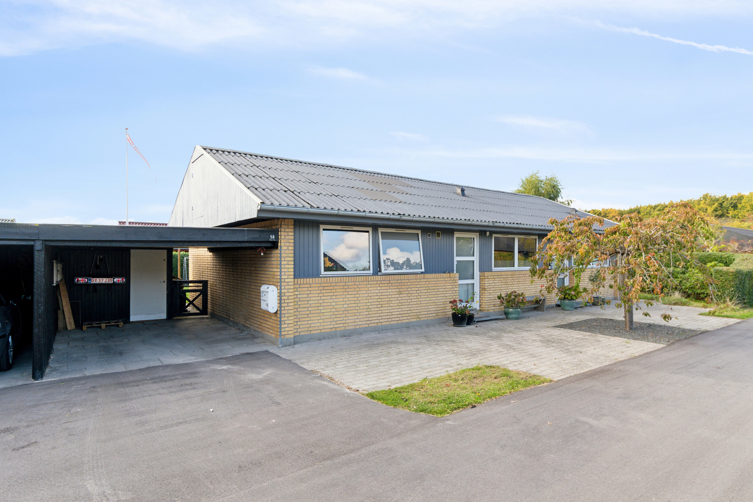 Fremhævet set fra vejen billede i fuldskærmstilstand. Billede af Snebærhaven 58, 2620 Albertslund