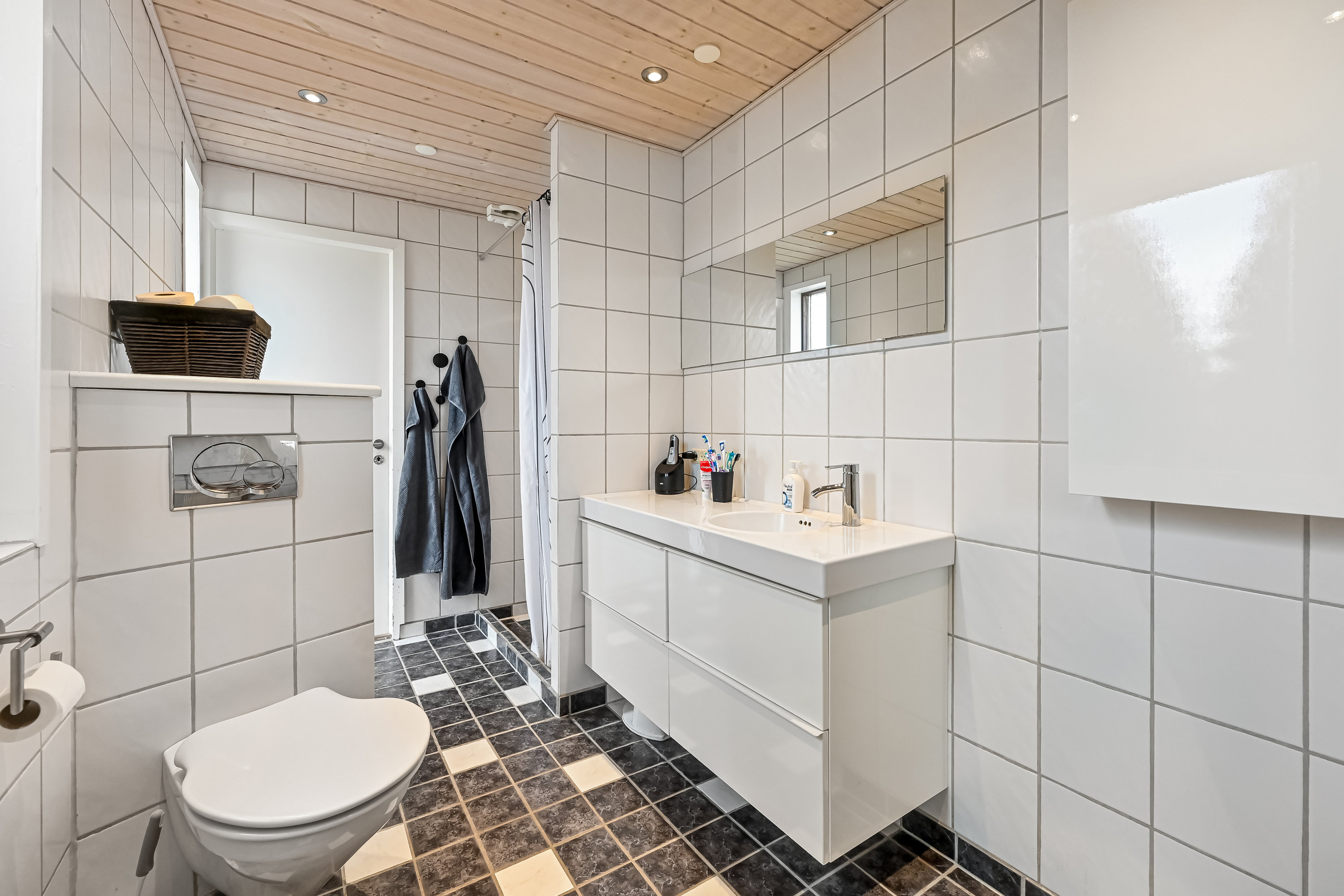 Fremhævet badeværelse billede i fuldskærmstilstand. Billede af Rugmarken 11, Hammerum, 7400 Herning