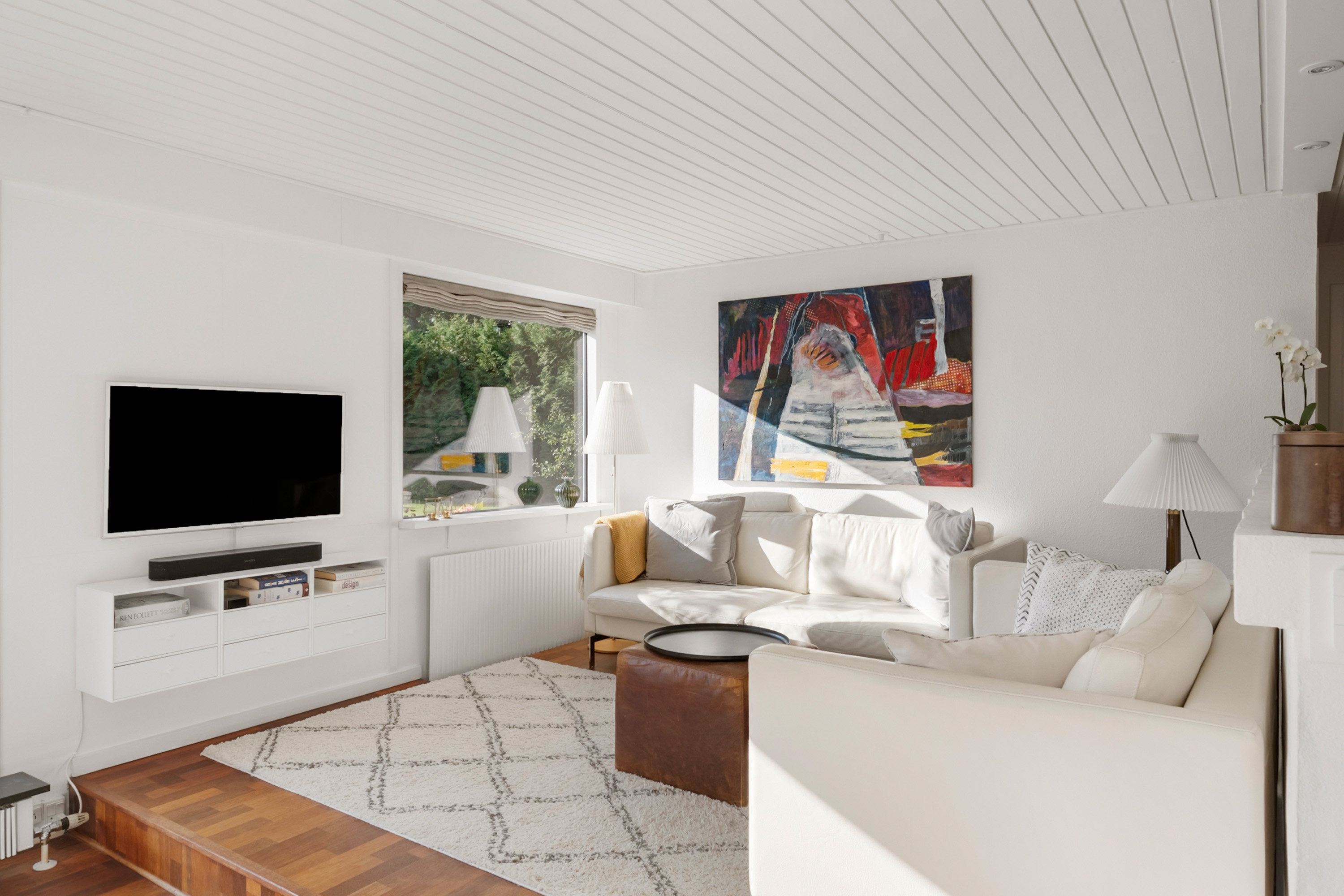 Fremhævet stue billede i fuldskærmstilstand. Billede af Enrumvej 49, 2950 Vedbæk