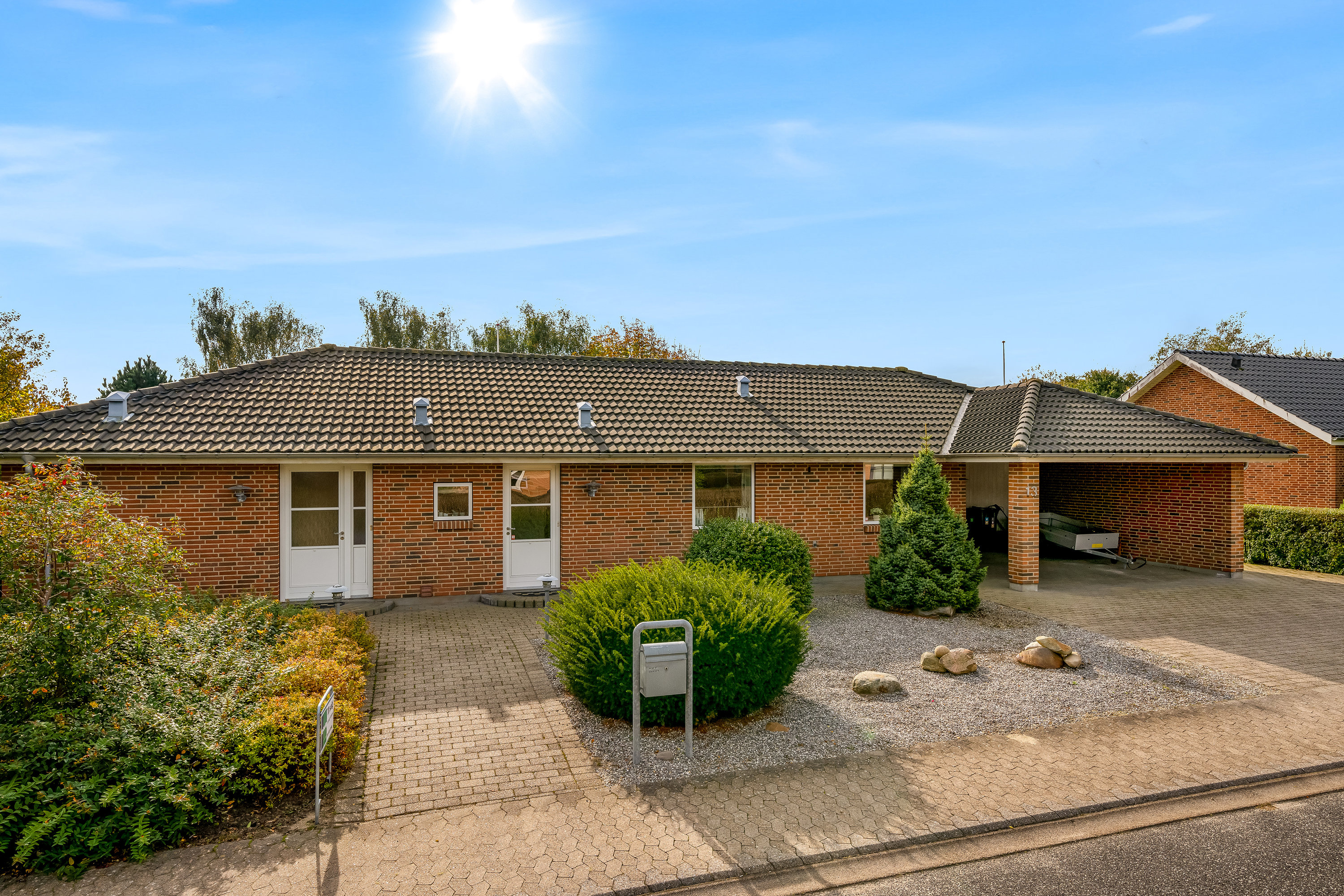 Fremhævet facade billede i fuldskærmstilstand. Billede af Gyvelvænget 13, 6920 Videbæk