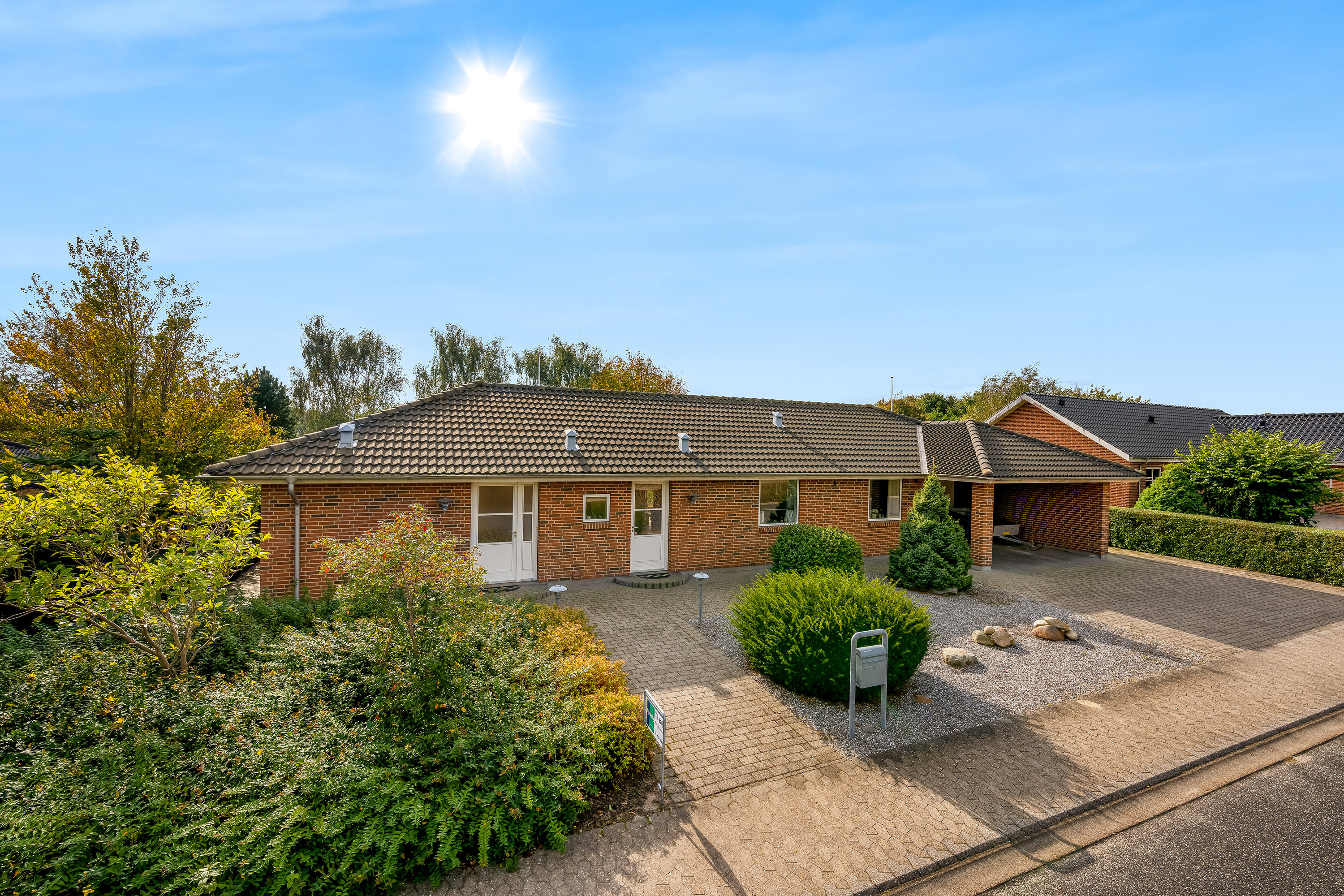 Fremhævet facade billede i fuldskærmstilstand. Billede af Gyvelvænget 13, 6920 Videbæk