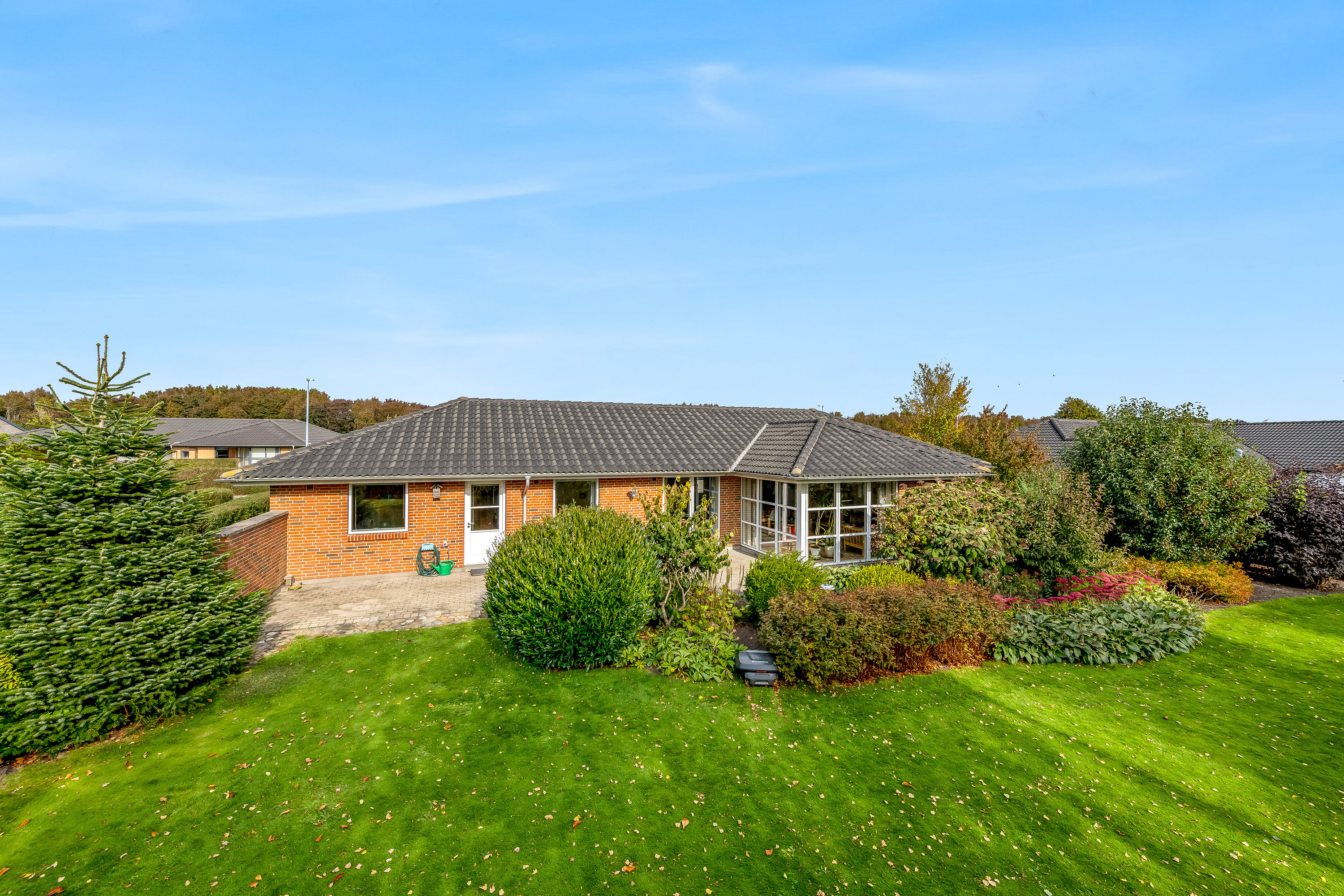 Fremhævet facade billede i fuldskærmstilstand. Billede af Gyvelvænget 13, 6920 Videbæk