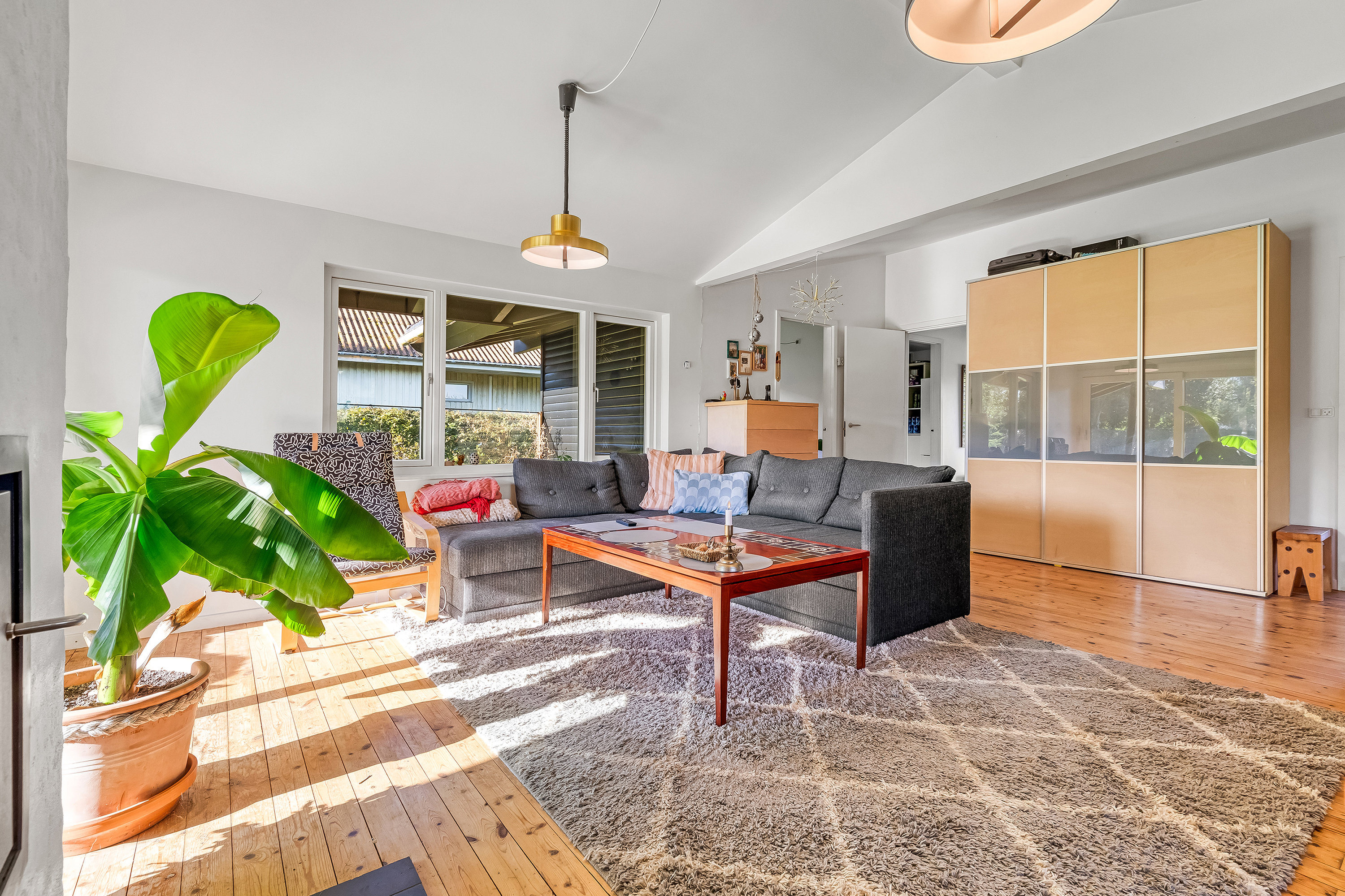 Fremhævet stue billede i fuldskærmstilstand. Billede af Rønnebjergvej 5, Smidstrup, 3250 Gilleleje