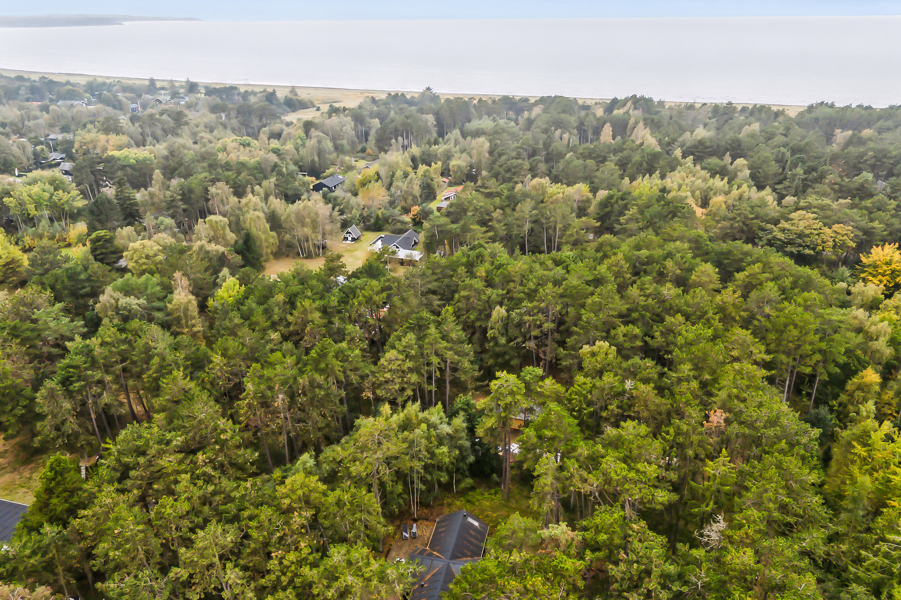 Fremhævet luftfoto billede i fuldskærmstilstand. Billede af Fredskovens Engvej 8, Bjerge Sydstrand, 4480 Store Fuglede