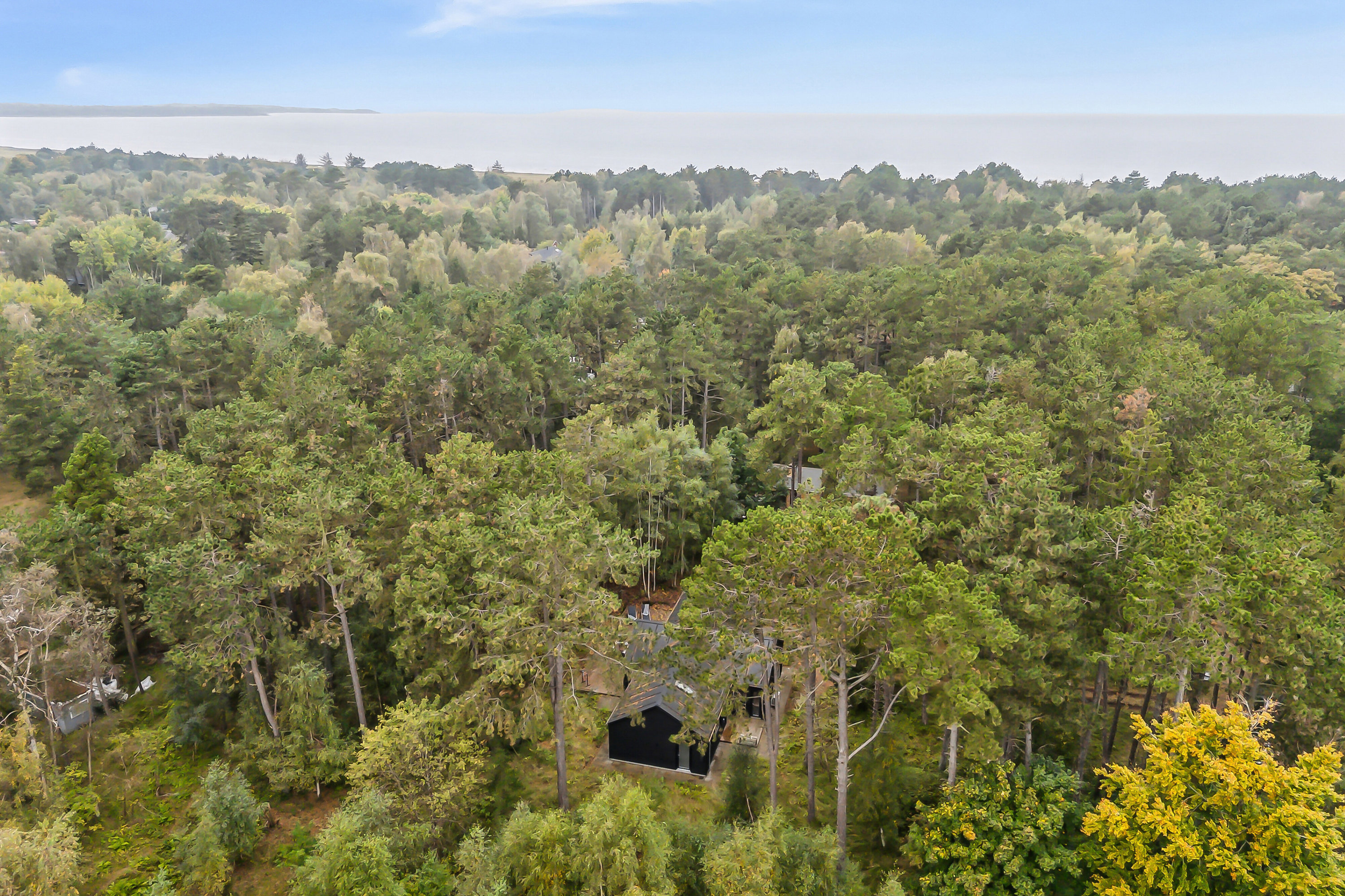 Fremhævet luftfoto billede i fuldskærmstilstand. Billede af Fredskovens Engvej 8, Bjerge Sydstrand, 4480 Store Fuglede