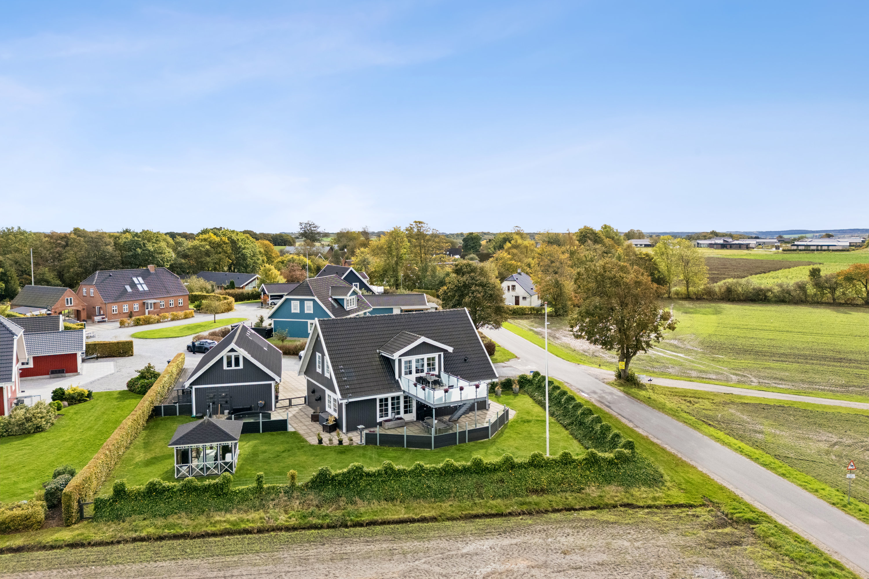 Fremhævet ejendommen billede i fuldskærmstilstand. Billede af Haarvej 28, Haar, 8382 Hinnerup