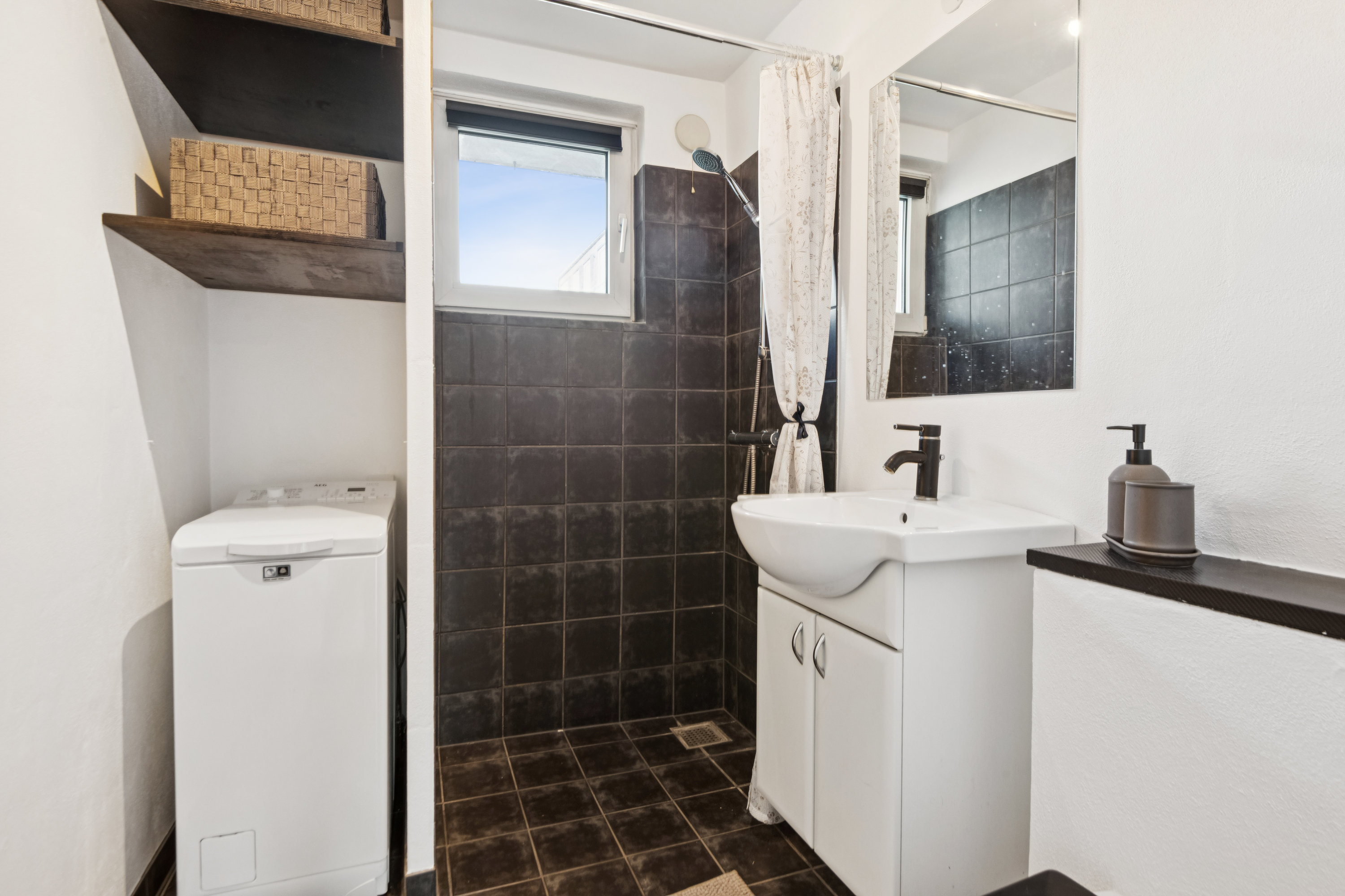 Fremhævet badeværelse billede i fuldskærmstilstand. Billede af Vestre Alle 5, 2. th., 9000 Aalborg