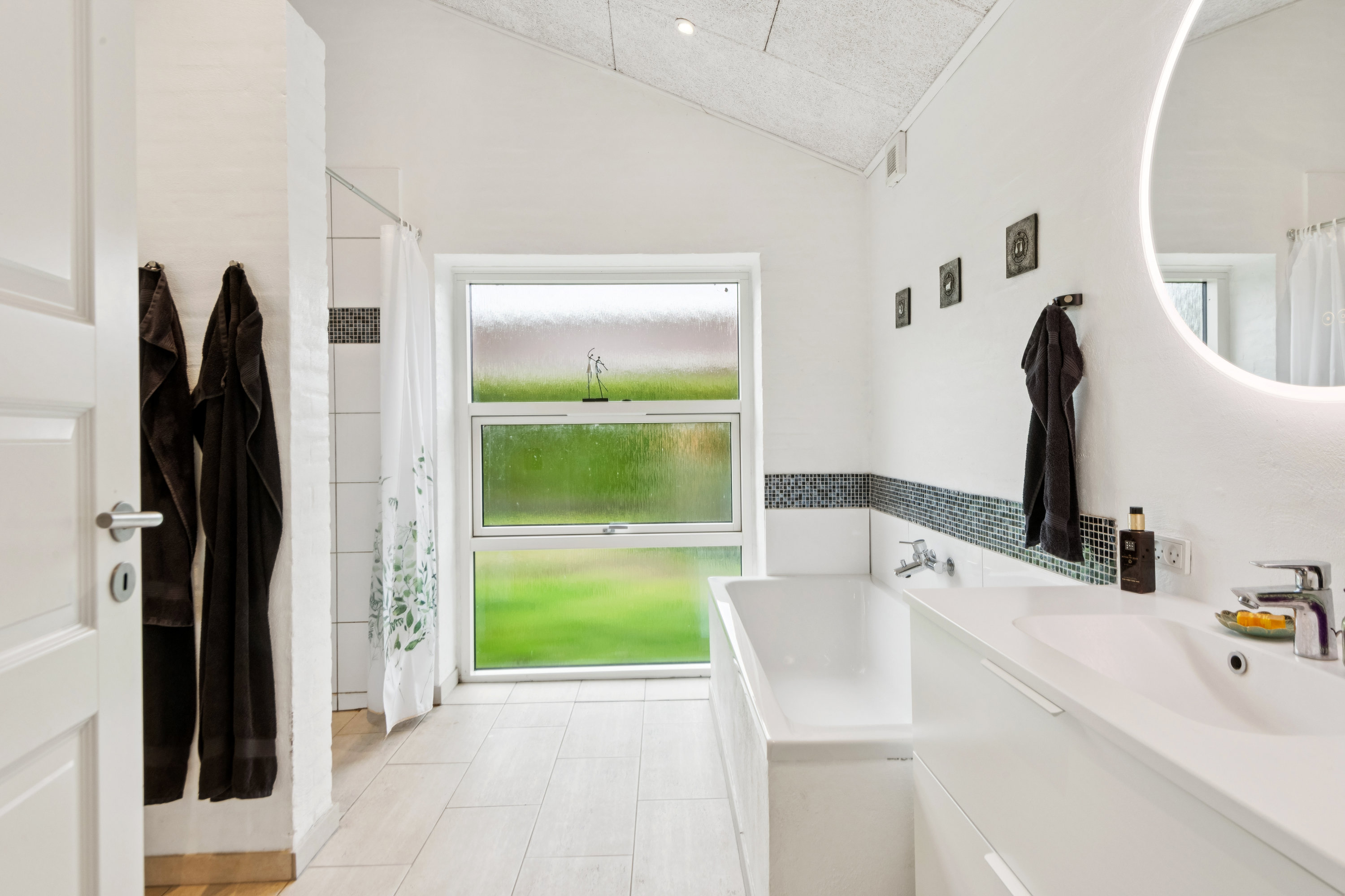 Fremhævet badeværelse billede i fuldskærmstilstand. Billede af Schmidtsvej 16, Farstrup, 9240 Nibe