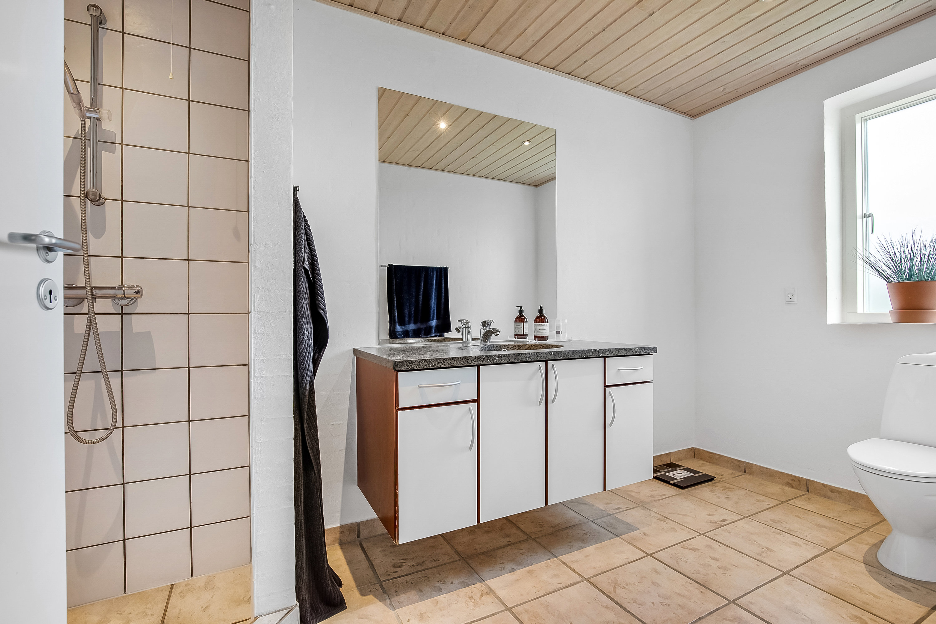 Fremhævet badeværelse billede i fuldskærmstilstand. Billede af Lavendelvej 18, Nr. Bjert, 6000 Kolding