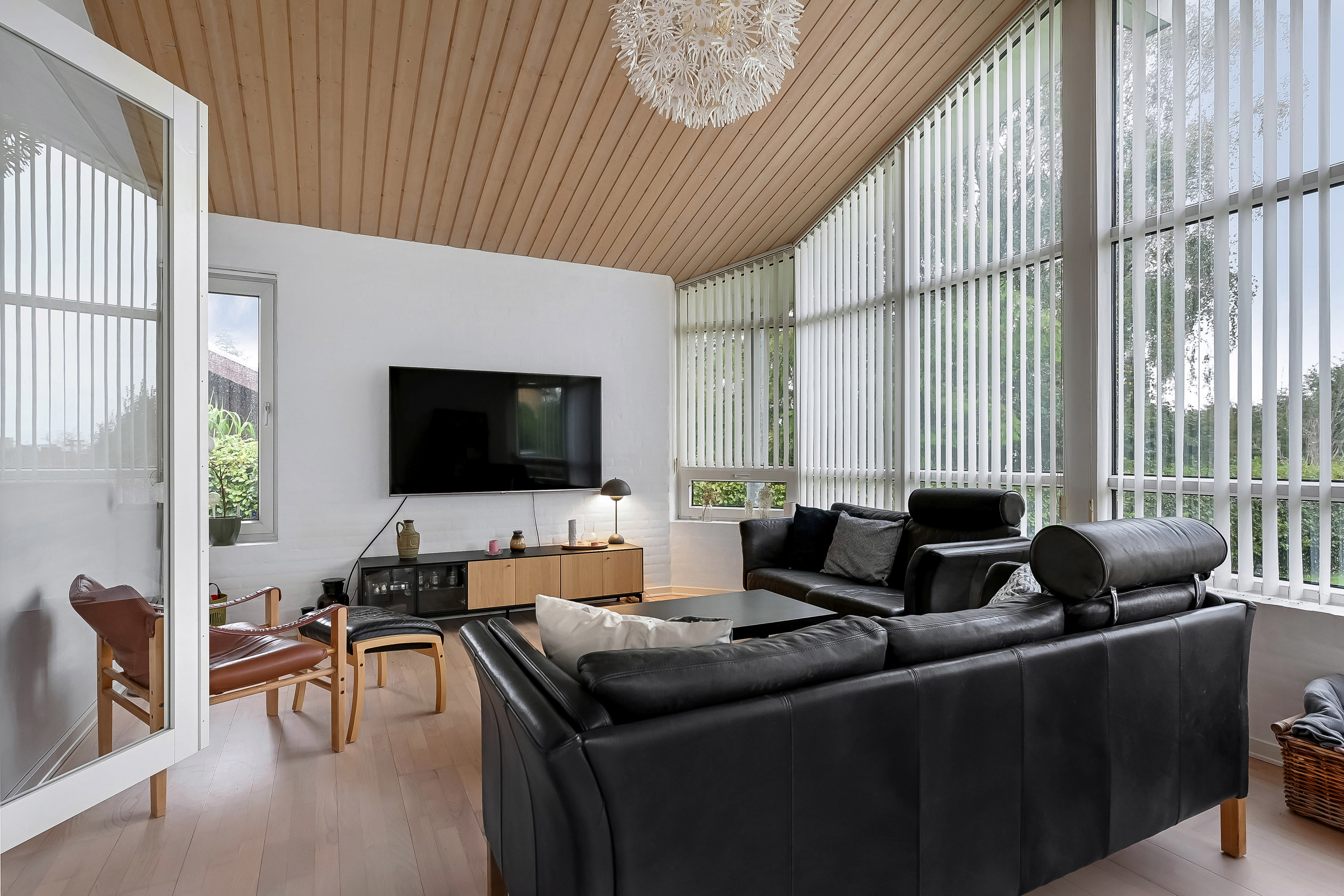 Fremhævet stue billede i fuldskærmstilstand. Billede af Odinsvej 24, 7600 Struer