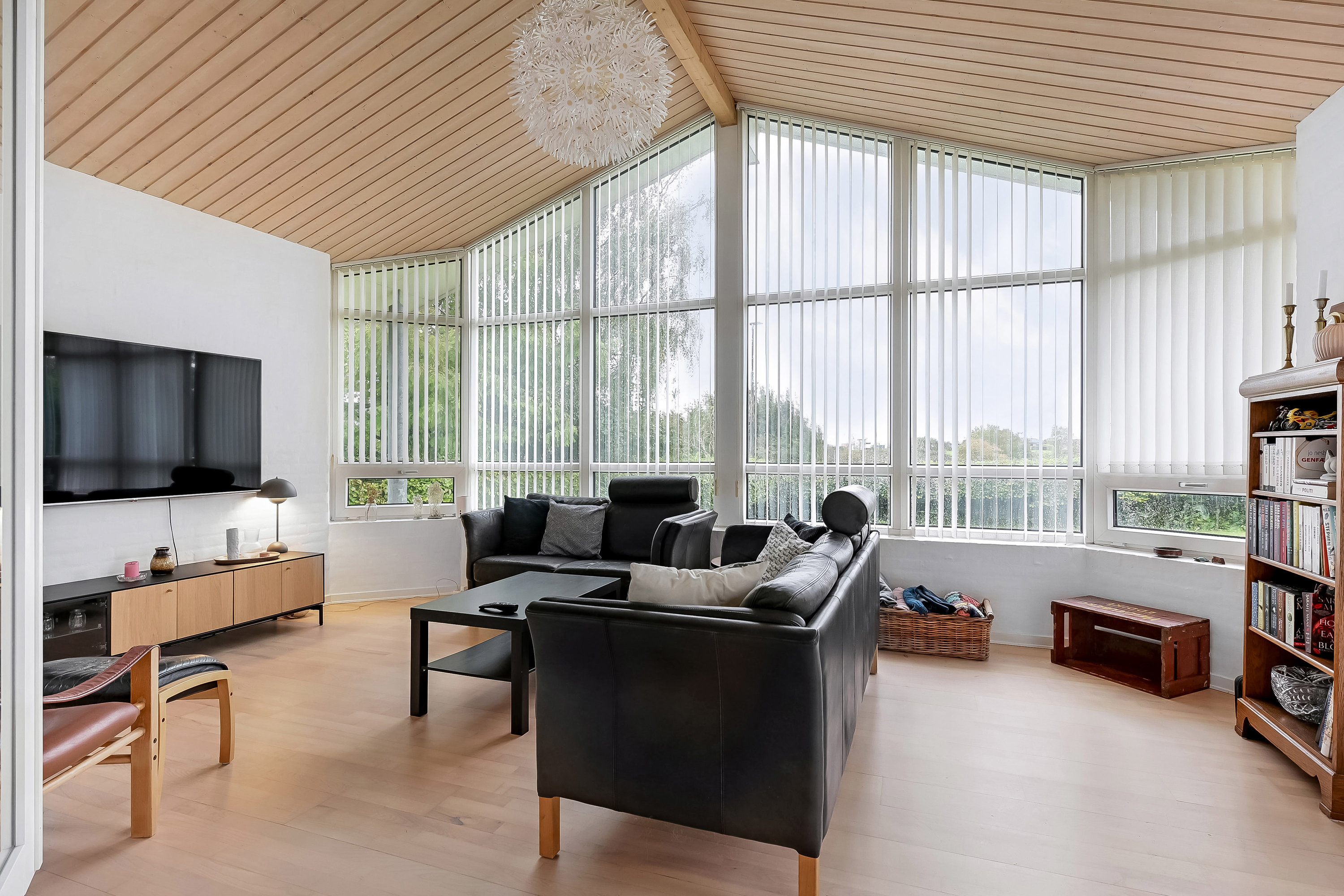 Fremhævet stue billede i fuldskærmstilstand. Billede af Odinsvej 24, 7600 Struer