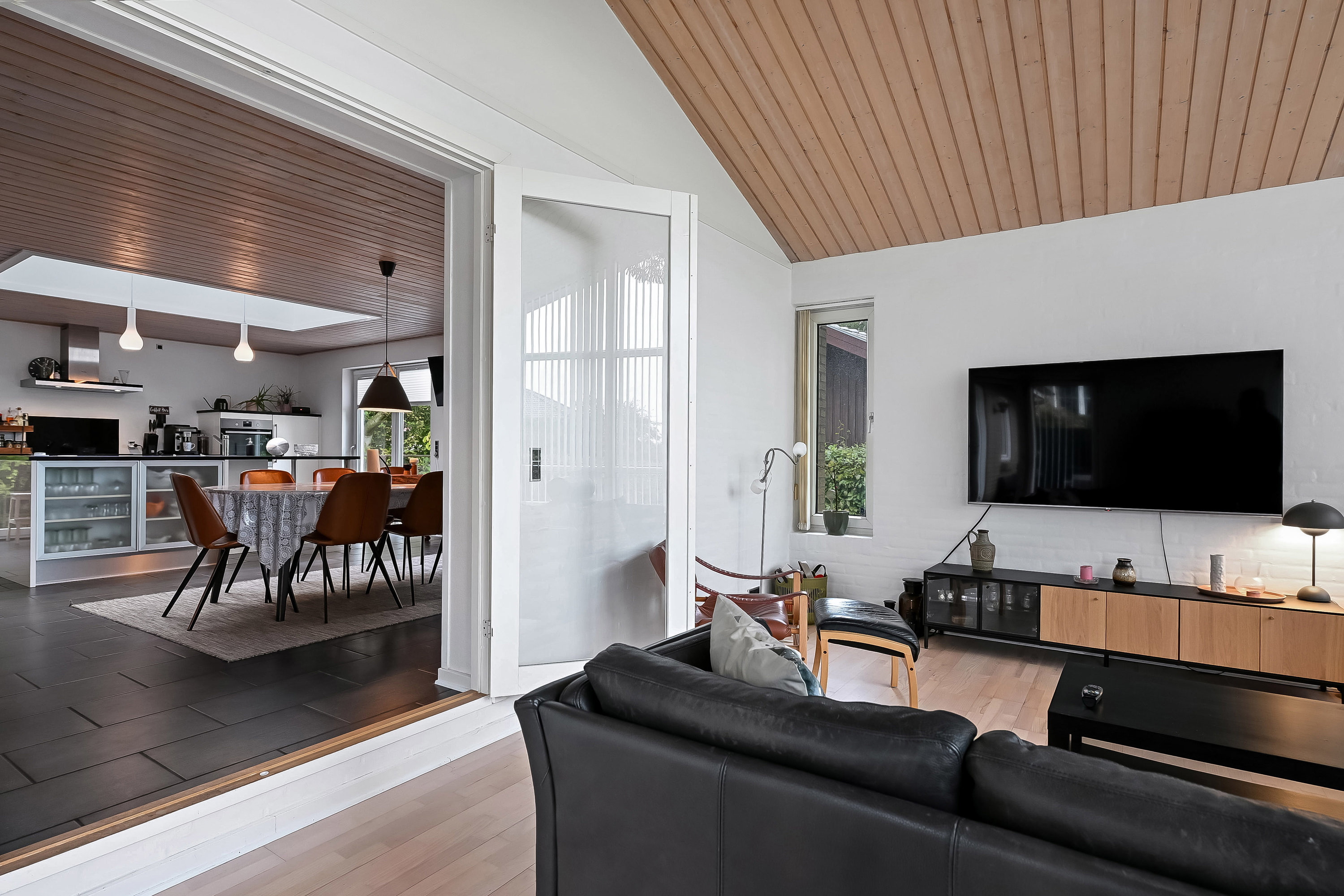 Fremhævet stue billede i fuldskærmstilstand. Billede af Odinsvej 24, 7600 Struer