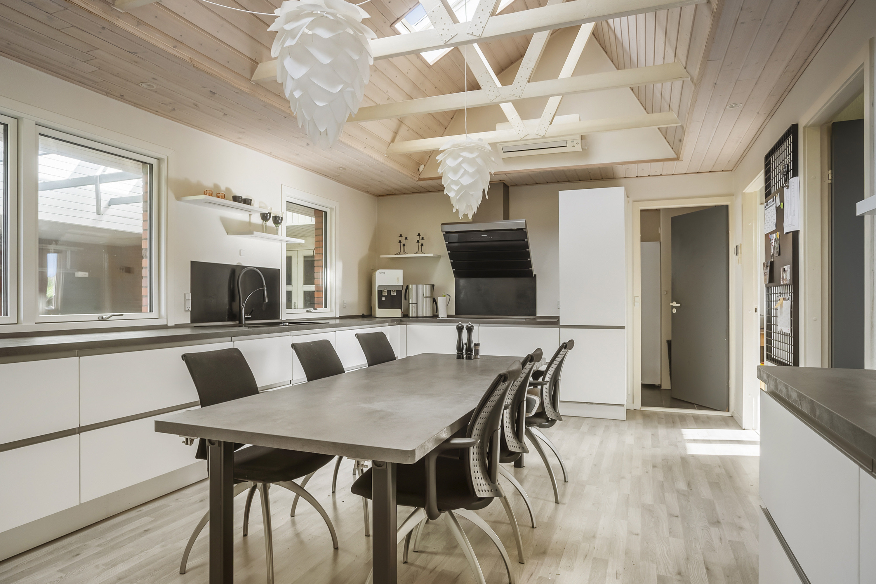 Miniaturebillede 1: køkken/alrum. Billede af Morbærvej 32, 6600 Vejen