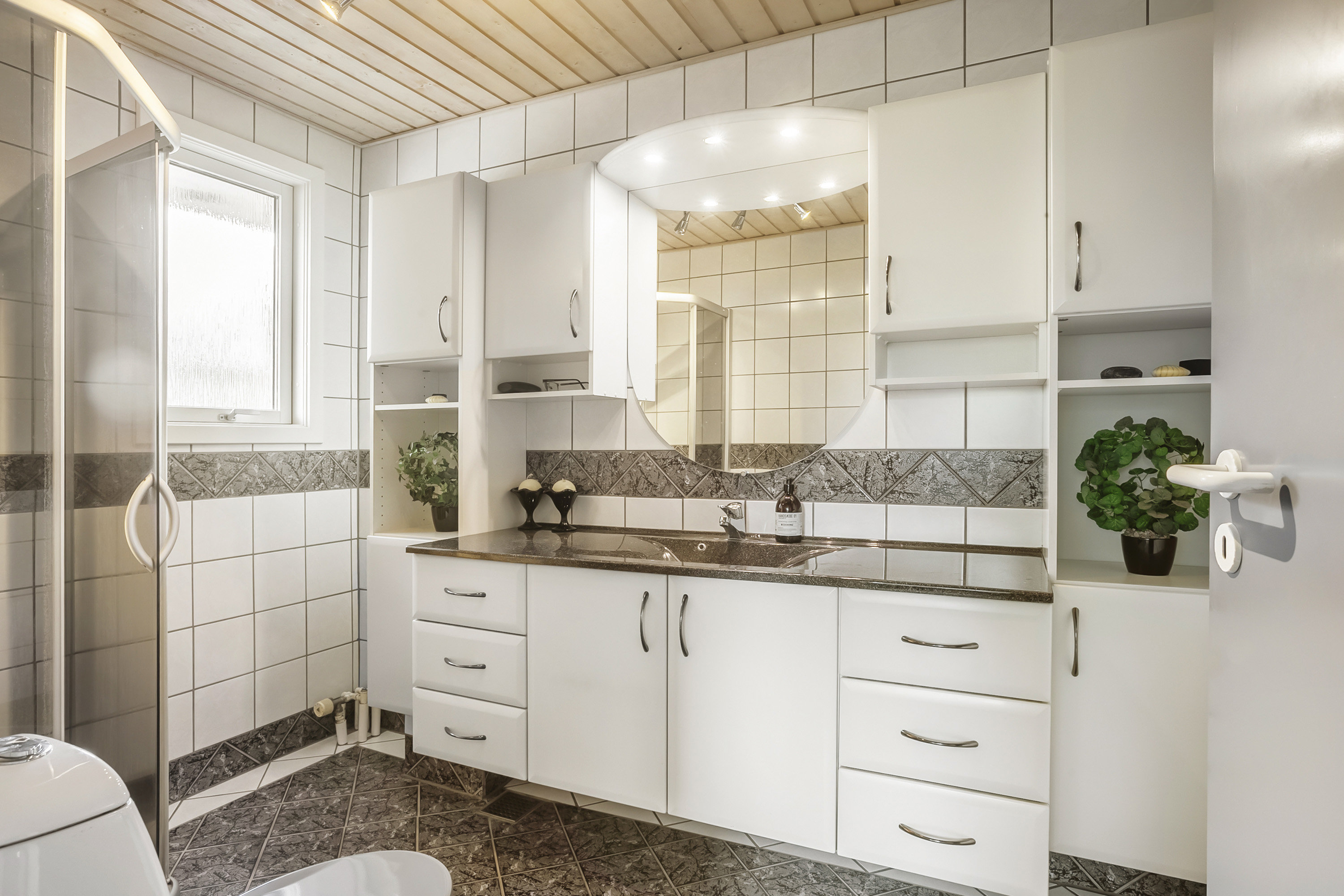 Fremhævet badeværelse billede i fuldskærmstilstand. Billede af Morbærvej 32, 6600 Vejen