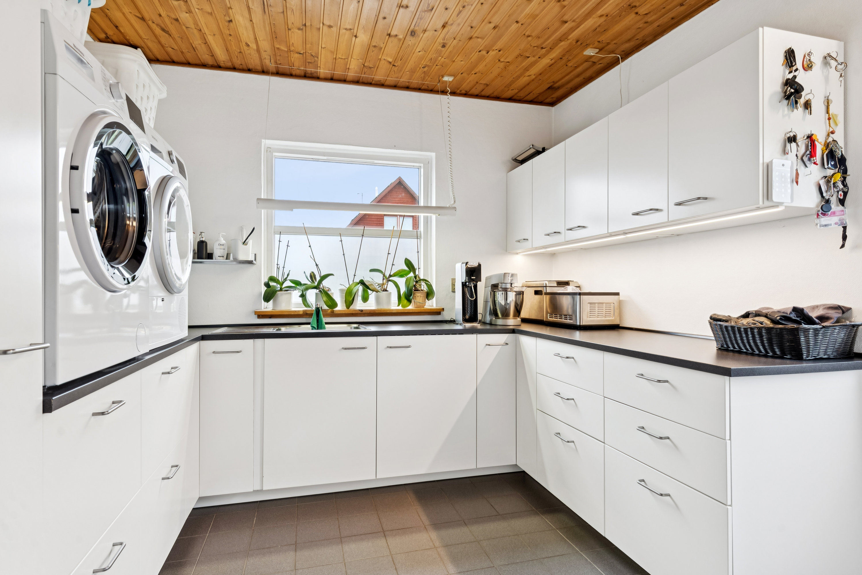 Fremhævet køkken billede i fuldskærmstilstand. Billede af Borgerdiget 128, 2730 Herlev