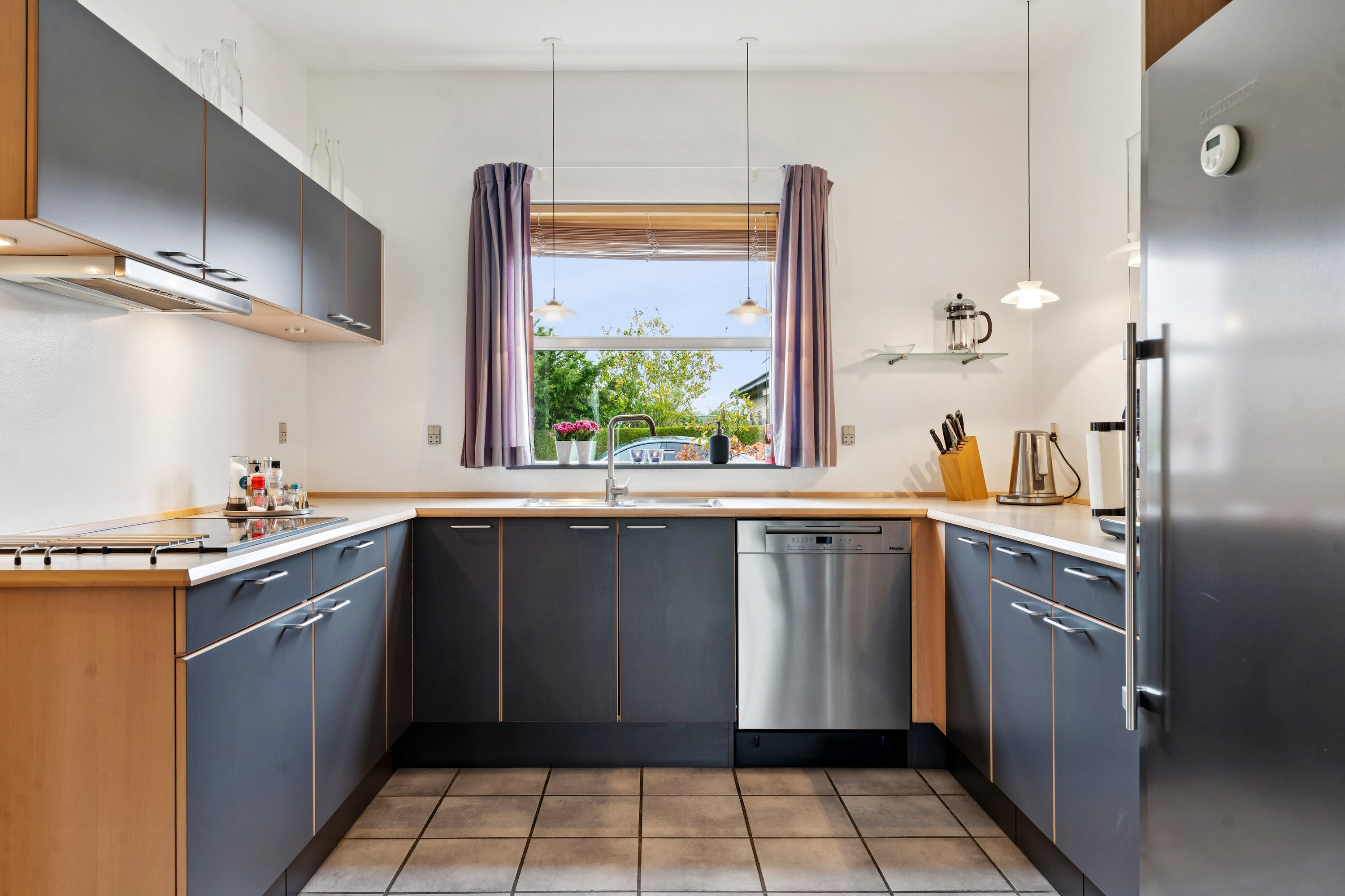 Fremhævet køkken billede i fuldskærmstilstand. Billede af Borgerdiget 128, 2730 Herlev