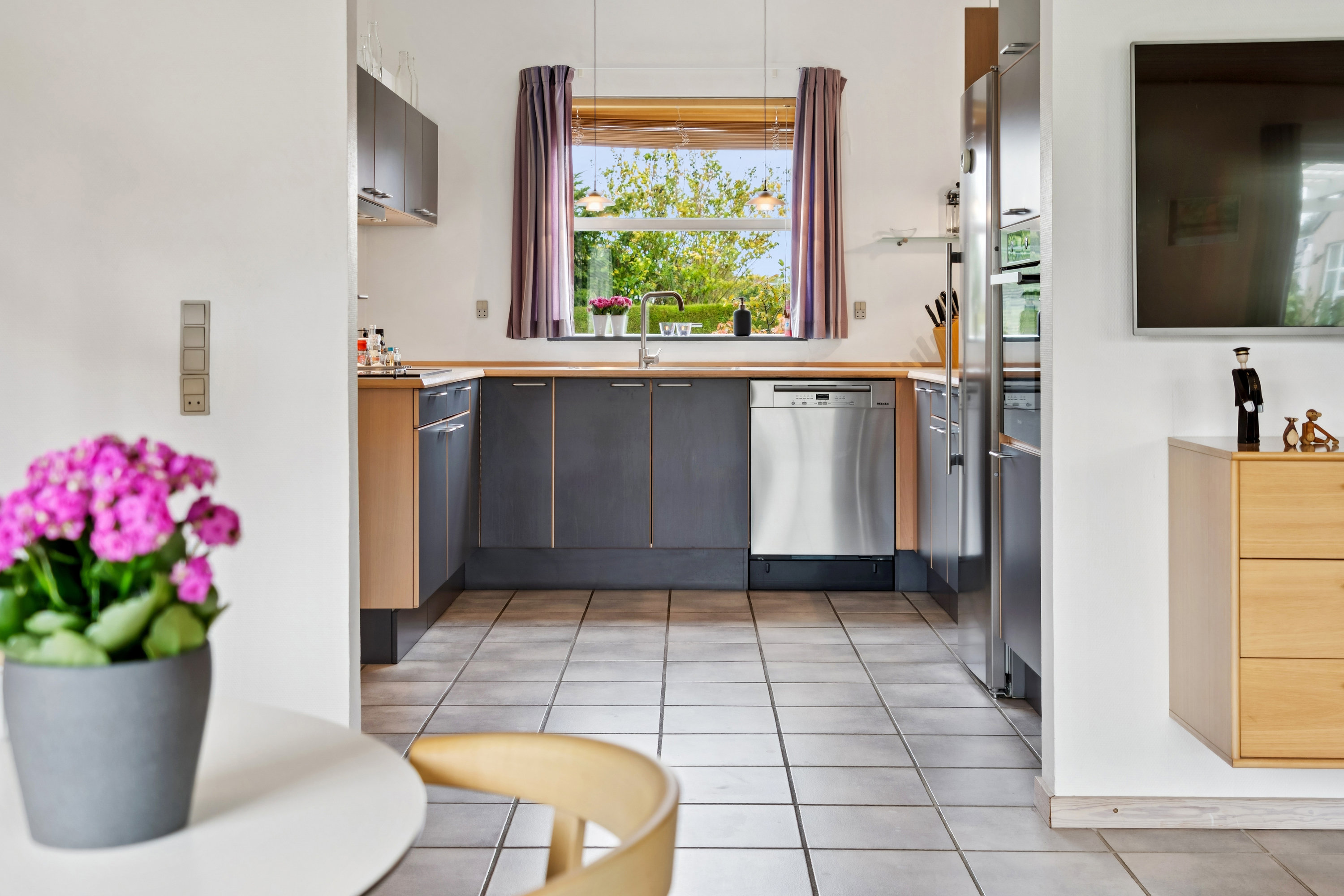 Fremhævet køkken billede i fuldskærmstilstand. Billede af Borgerdiget 128, 2730 Herlev