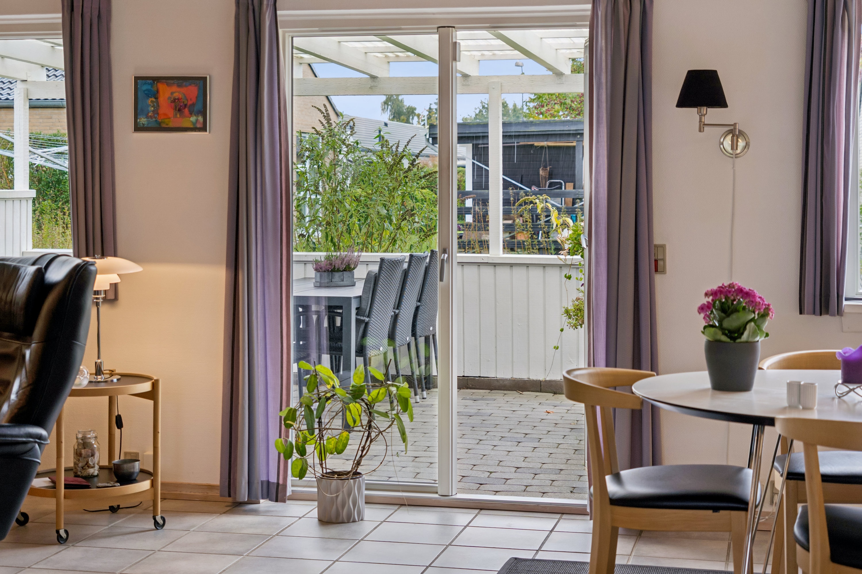 Fremhævet stue billede i fuldskærmstilstand. Billede af Borgerdiget 128, 2730 Herlev