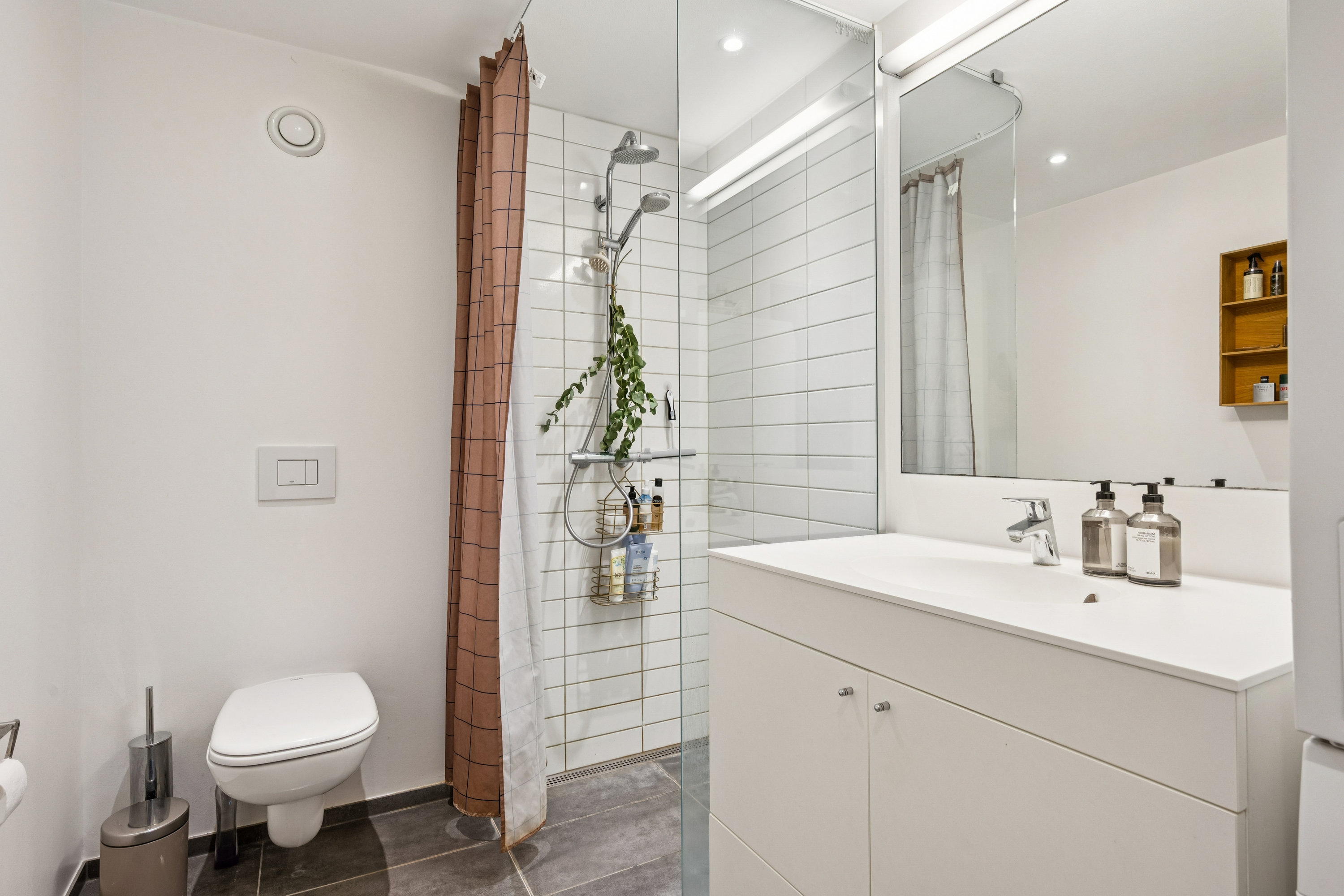 Fremhævet badeværelse billede i fuldskærmstilstand. Billede af Grete Løchtes Gade 2, st.. tv., 8000 Aarhus C