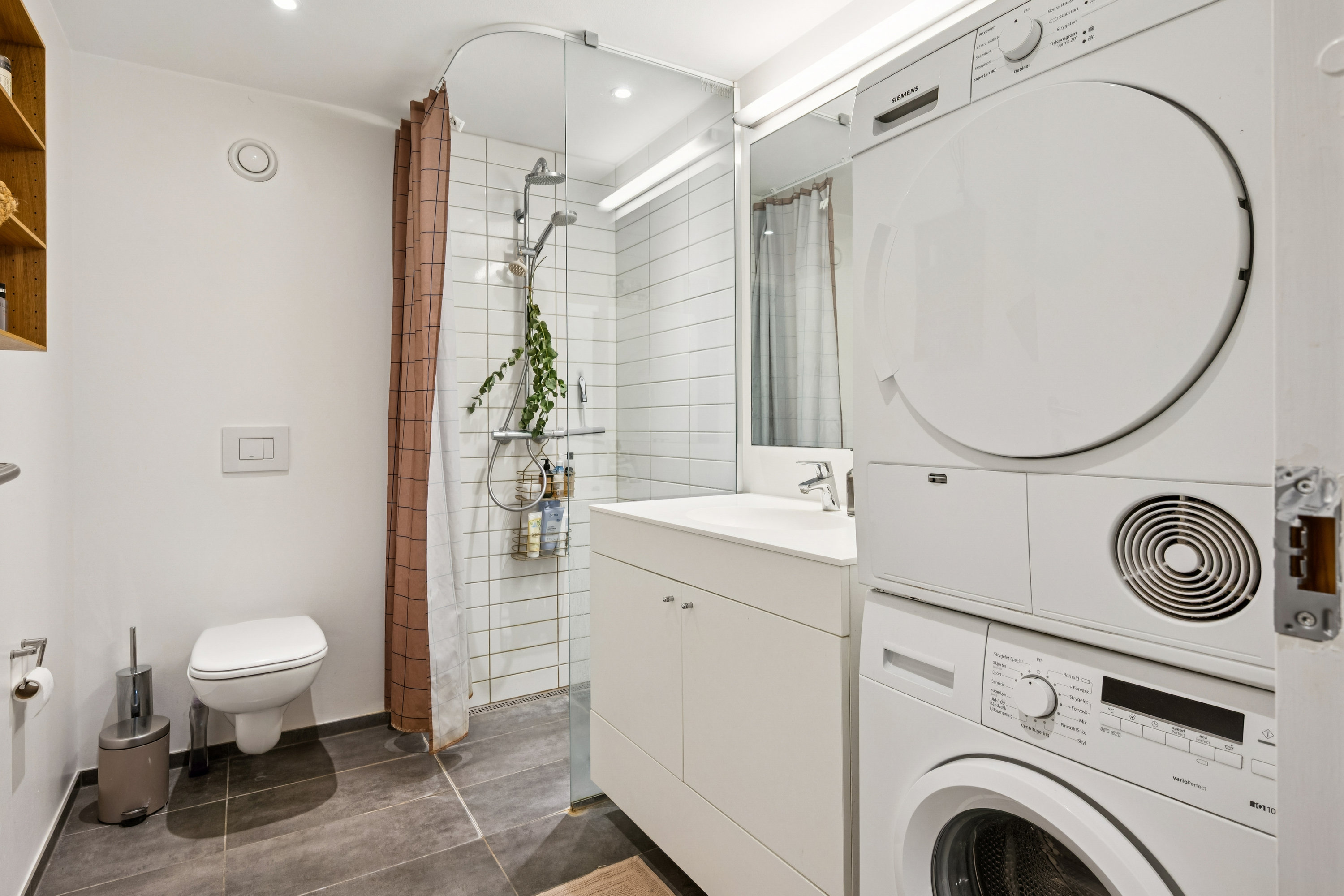 Fremhævet badeværelse billede i fuldskærmstilstand. Billede af Grete Løchtes Gade 2, st.. tv., 8000 Aarhus C