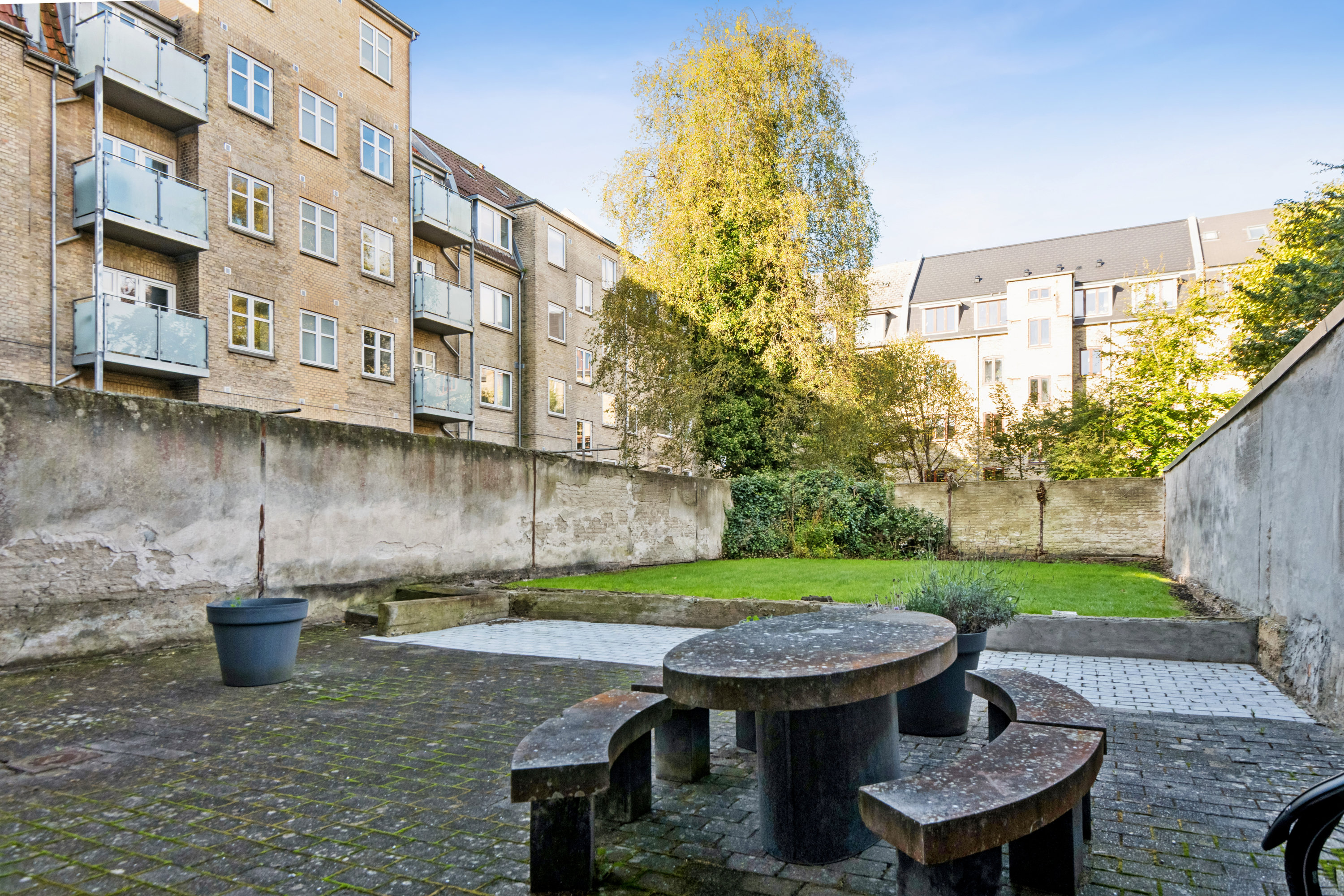 Fremhævet gårdmiljø billede i fuldskærmstilstand. Billede af Ivar Huitfeldts Gade 3, 1. tv., 9000 Aalborg